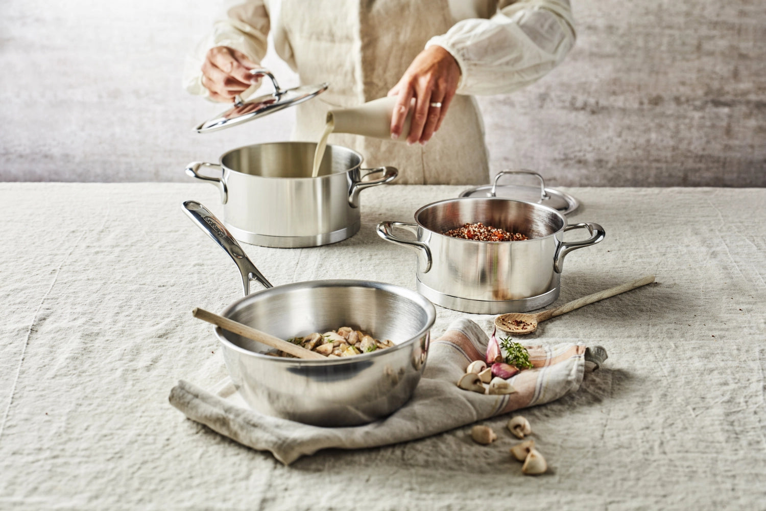 Erleben Sie das Atlantis 7 Starter Set von Demeyere: 3 essentielle Edelstahl-Küchenhelfer für perfekte Kochergebnisse und stilvolles Kochen.