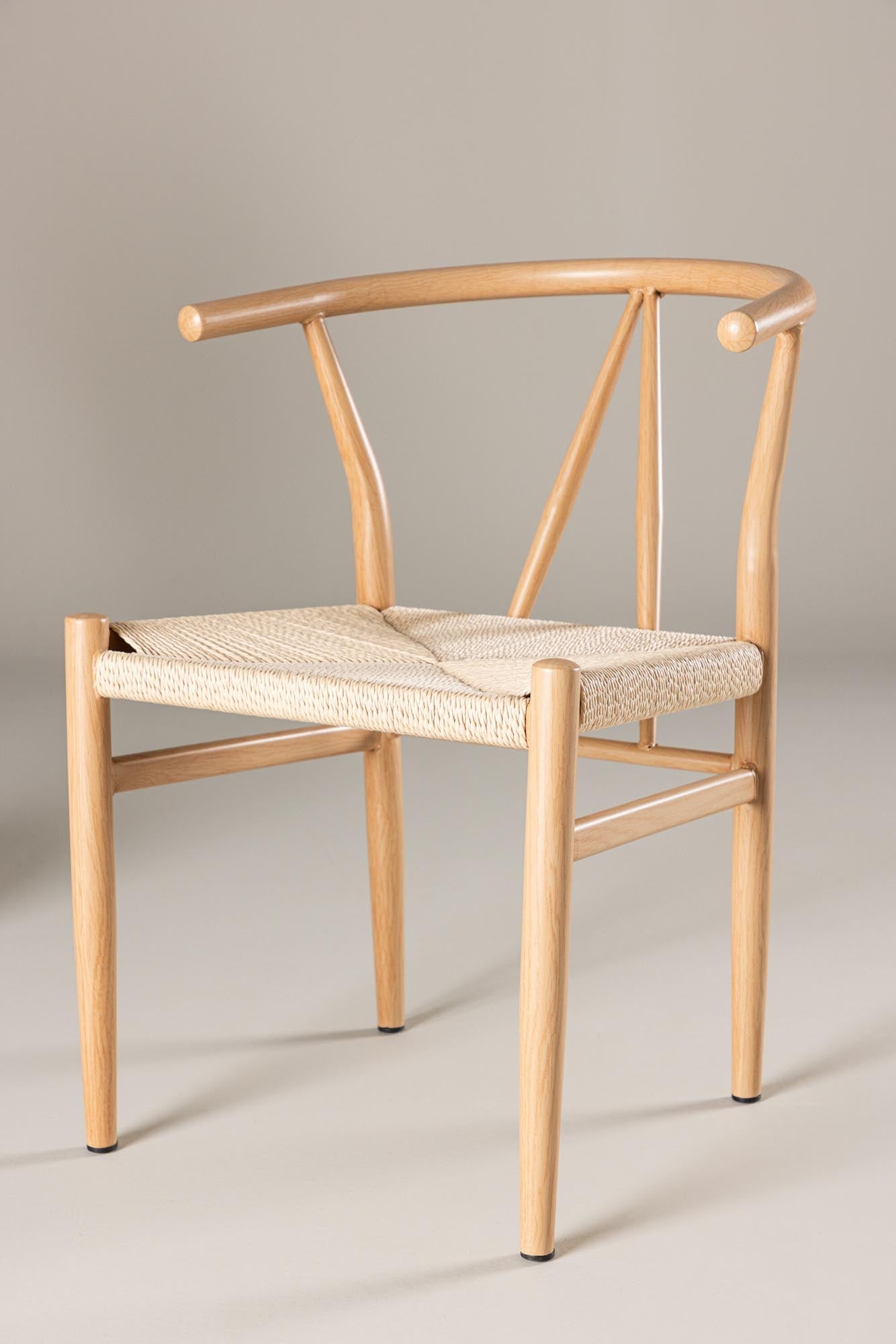 Alfons-Stuhl: Modernes Rattan-Design mit Stahlbeinen für stilvolle Gemütlichkeit.
