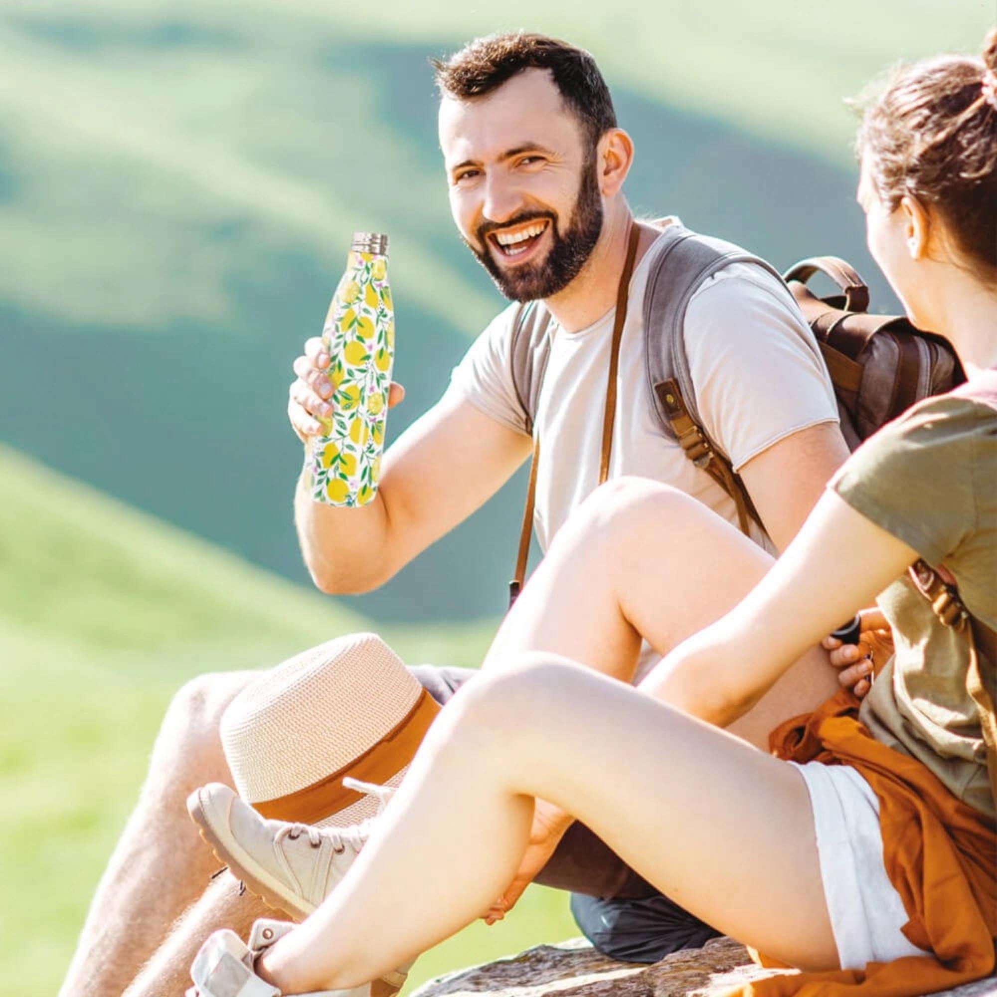 Erfrischende 500ml Isolierflasche in Lemon – hält Getränke bis zu 12 Stunden heiß und 24 Stunden kalt. Ideal für unterwegs!