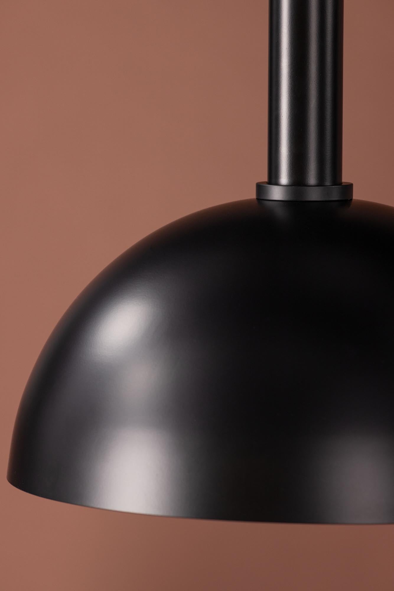 Elegante Narbonne Pendelleuchte aus robustem Eisen in mattem Schwarz. Ideal für Esstische und Kücheninseln, vereint Funktionalität und Stil.