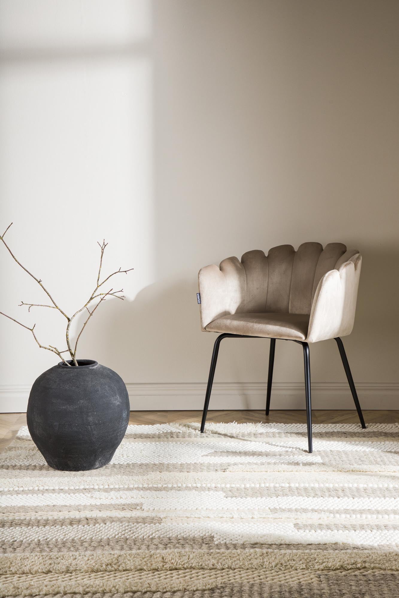 Sixteen Teppich in Beige präsentiert im Onlineshop von KAQTU Design AG. Teppich ist von Venture Home
