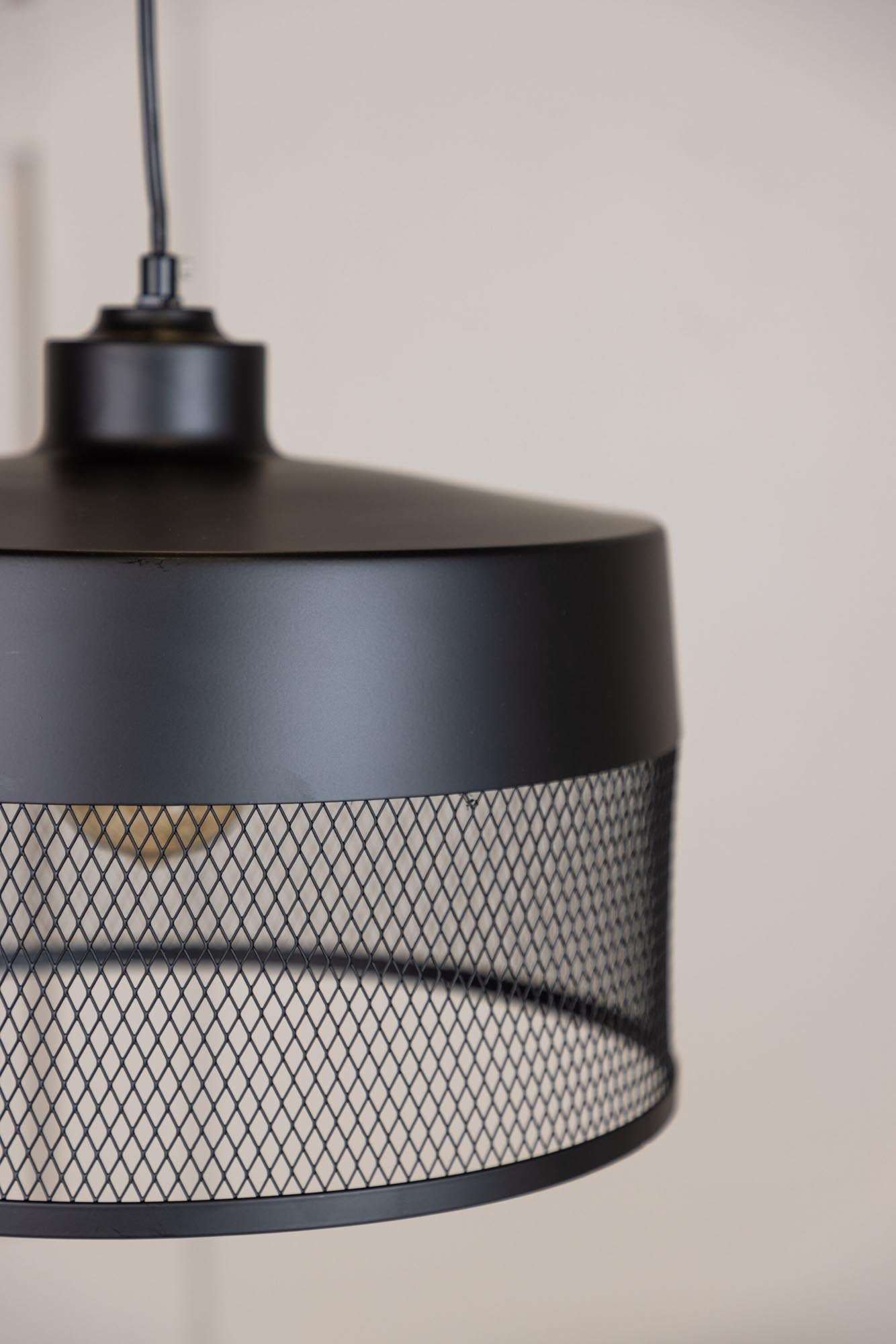 Toulon Pendelleuchte: Elegante Lichtquelle aus Eisen mit einzigartigem Netzdesign für eine warme Atmosphäre in jedem Raum.