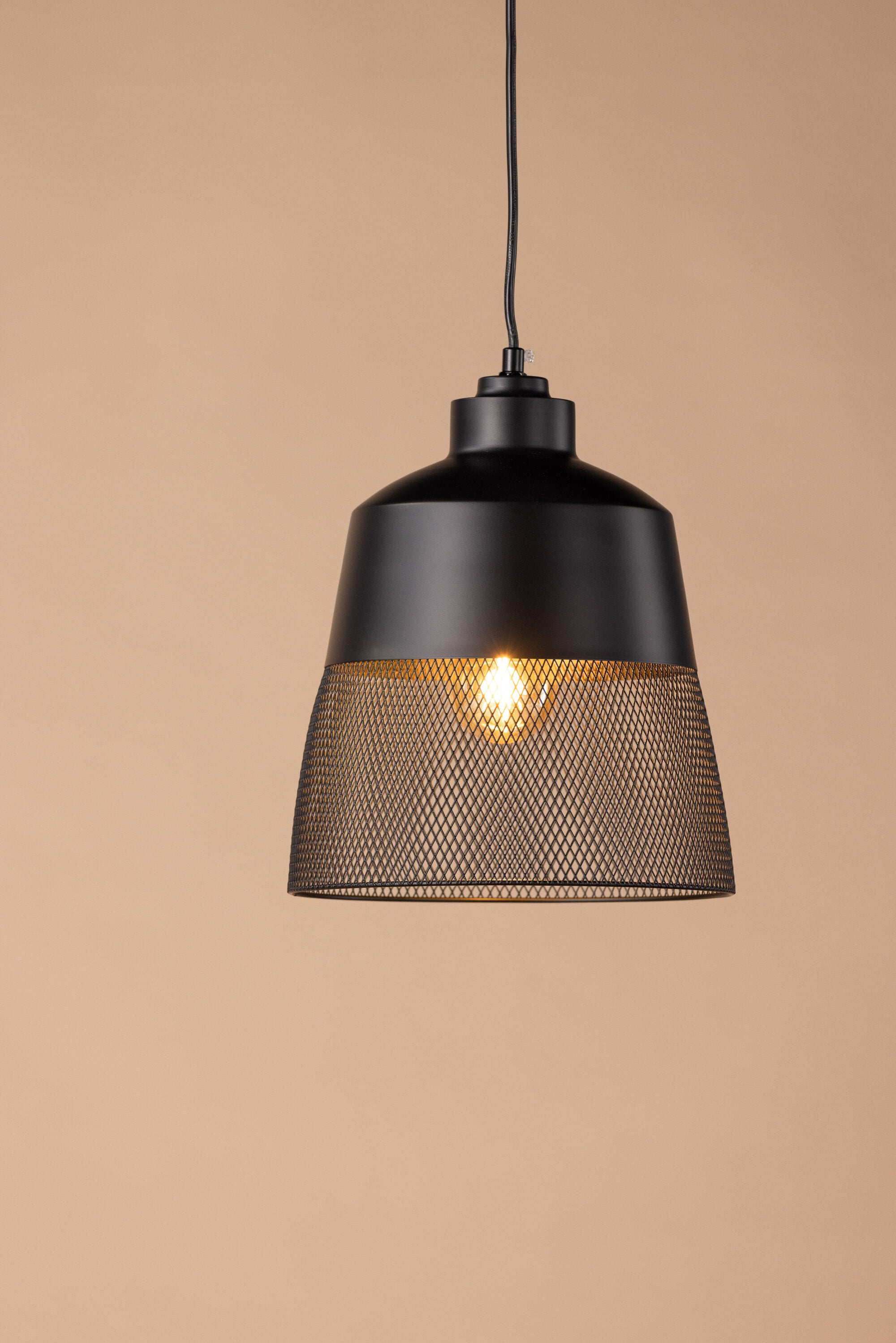Toulon Pendelleuchte in Schwarz präsentiert im Onlineshop von KAQTU Design AG. Pendelleuchte ist von Venture Home