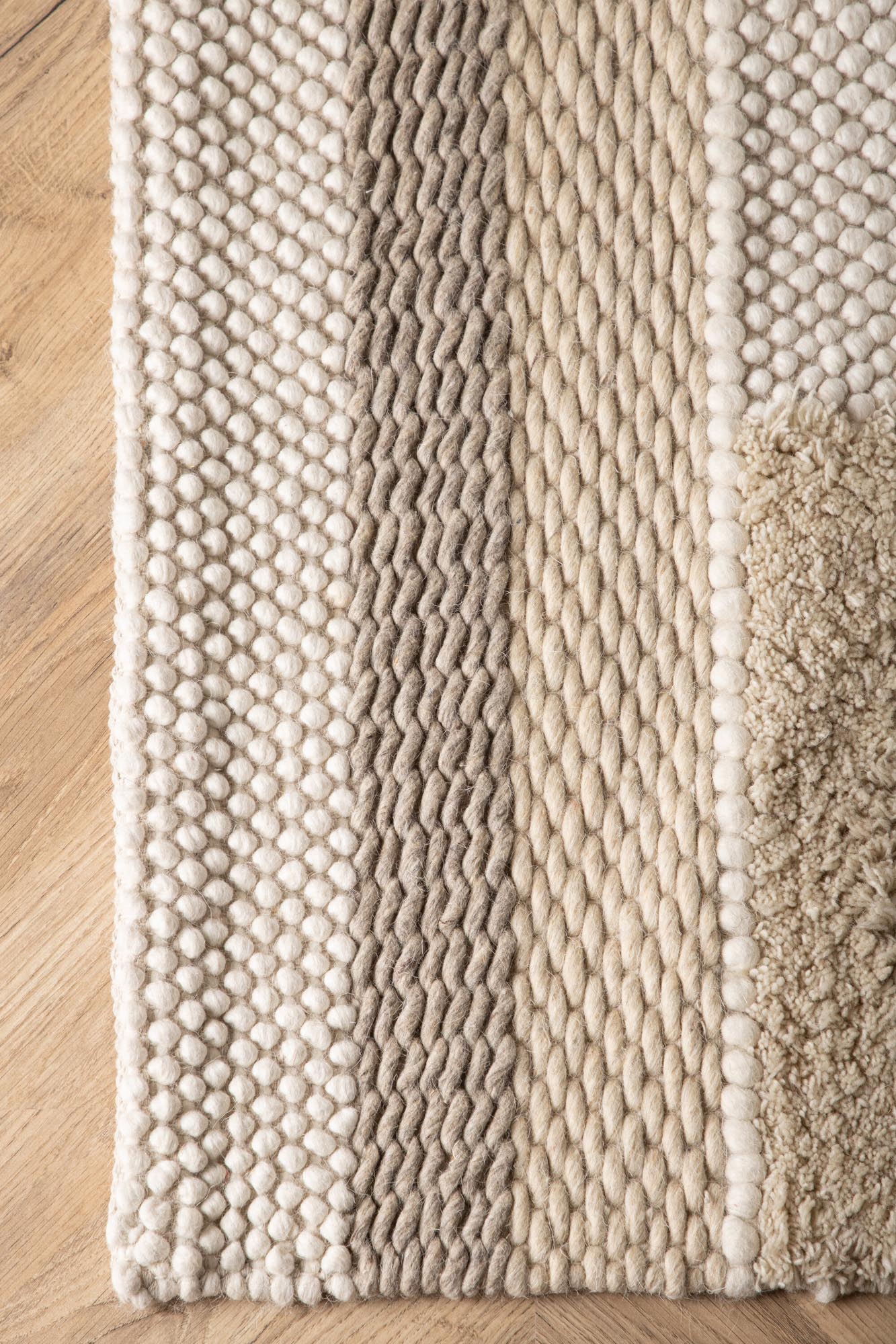 Sixteen Teppich in Beige präsentiert im Onlineshop von KAQTU Design AG. Teppich ist von Venture Home