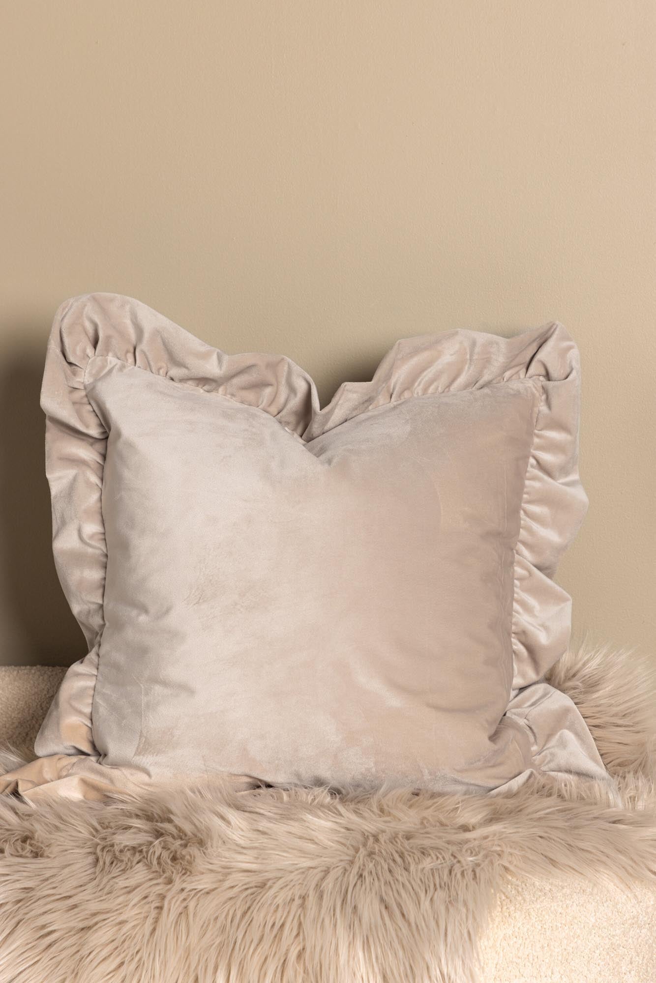 Hailey Kissenbezug in Beige präsentiert im Onlineshop von KAQTU Design AG. Deko Kissenbezug ist von Venture Home