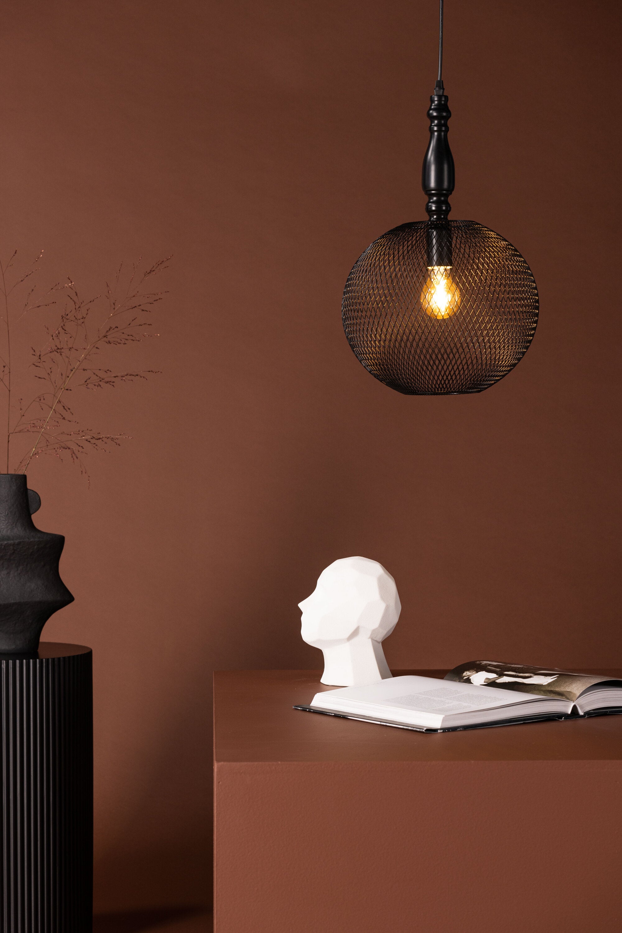 Valence Pendelleuchte in Schwarz präsentiert im Onlineshop von KAQTU Design AG. Pendelleuchte ist von Venture Home