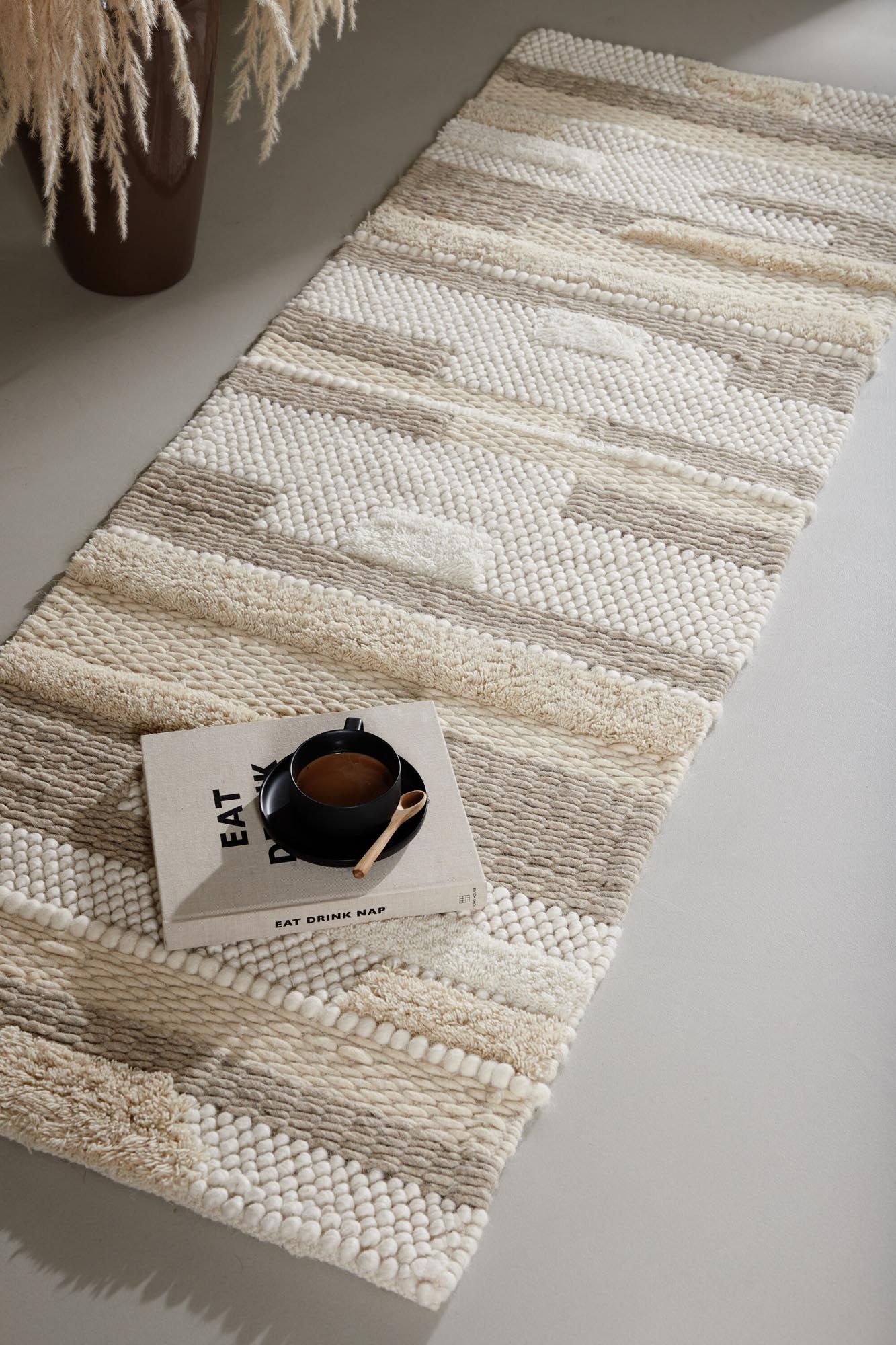 Eleganter Sixten Teppich von Venture Home, 200x70 cm, aus hochwertiger Wolle, mit stilvollem creme-beigen Design, perfekt für jeden Raum.