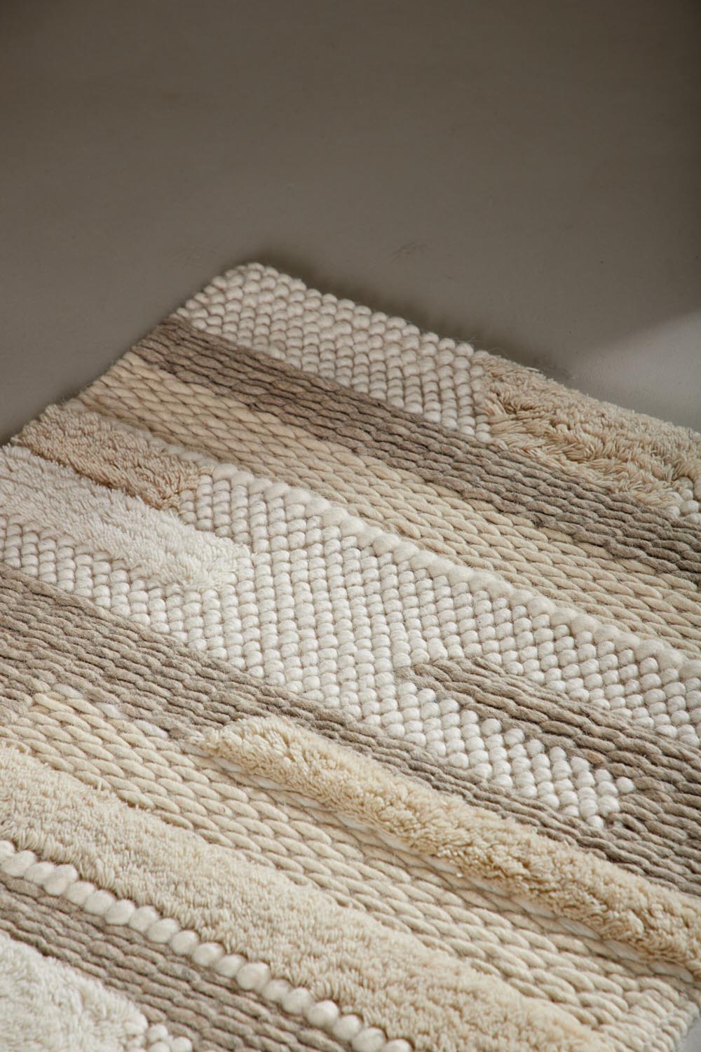 Sixteen Teppich in Beige präsentiert im Onlineshop von KAQTU Design AG. Teppich ist von Venture Home