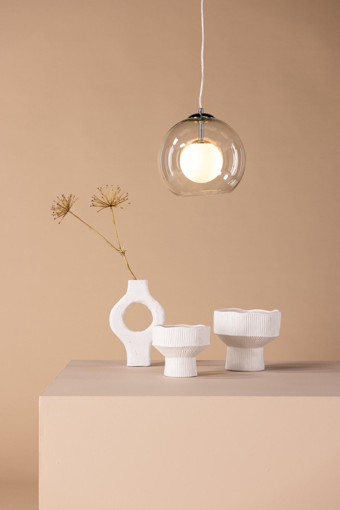 Die Roche Pendelleuchte von Venture Home: Elegantes Design aus silbernem Eisen und Glas, ideal für Esstische, schafft warme Atmosphäre.