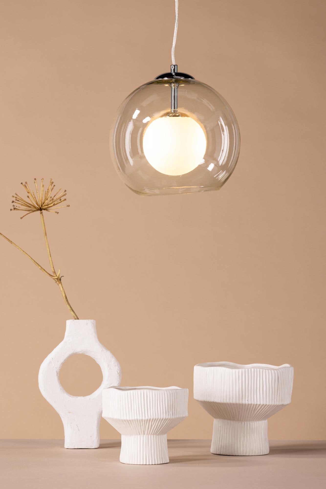 Die Roche Pendelleuchte von Venture Home vereint stilvolles Design und angenehme Beleuchtung. Perfekt für jeden Raum, schafft sie eine einladende Stimmung.