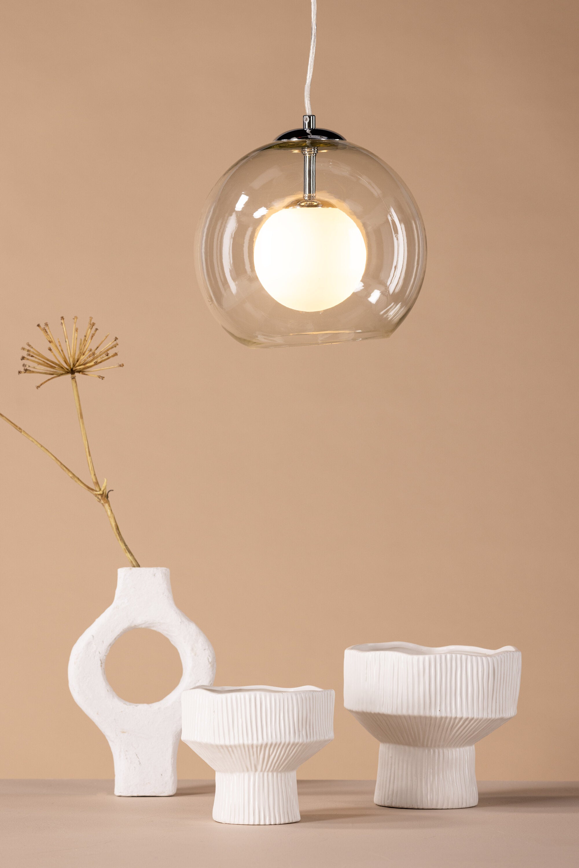 Roche Pendelleuchte in Grau präsentiert im Onlineshop von KAQTU Design AG. Pendelleuchte ist von Venture Home