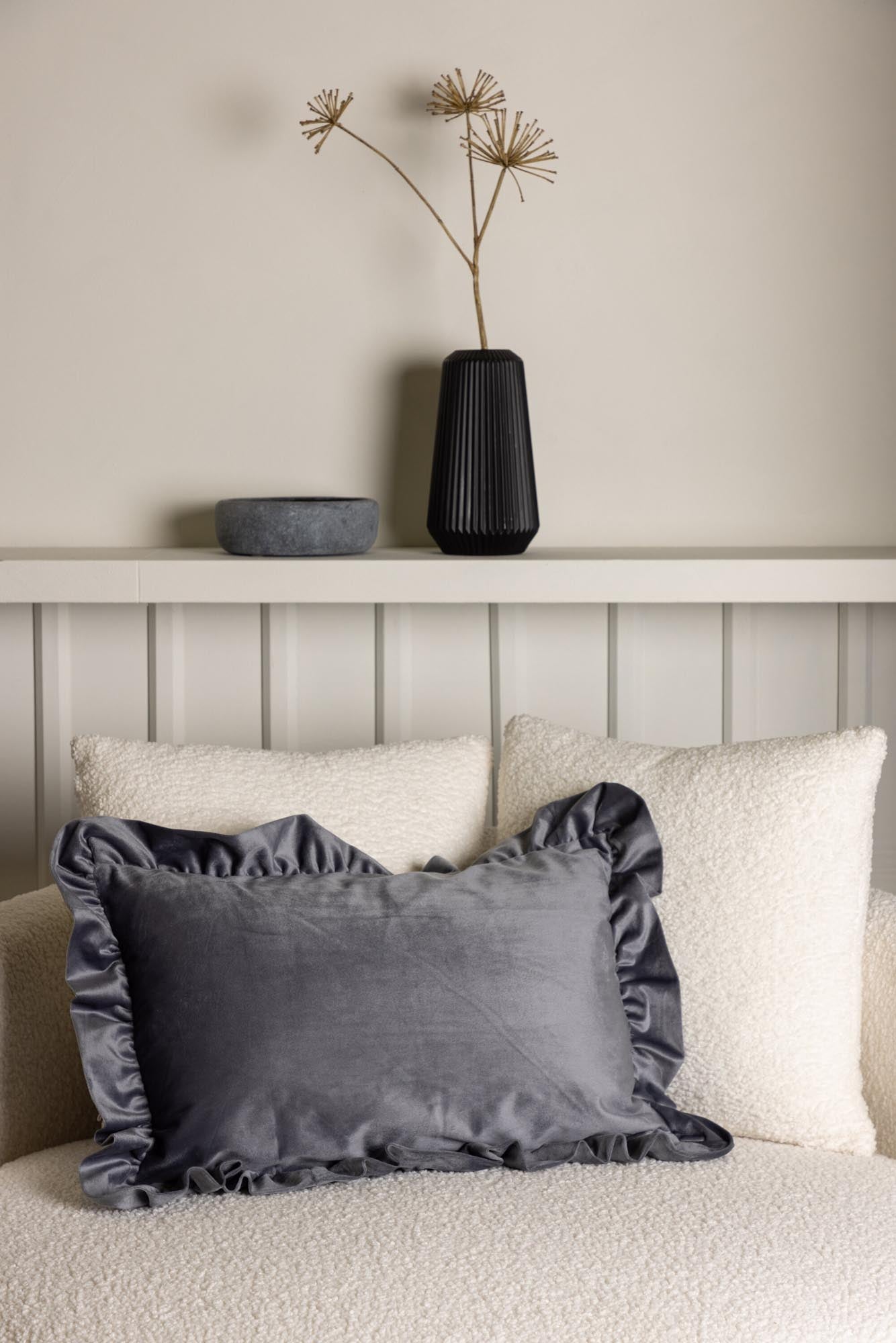 Hailey Kissenbezug in Grau präsentiert im Onlineshop von KAQTU Design AG. Deko Kissenbezug ist von Venture Home