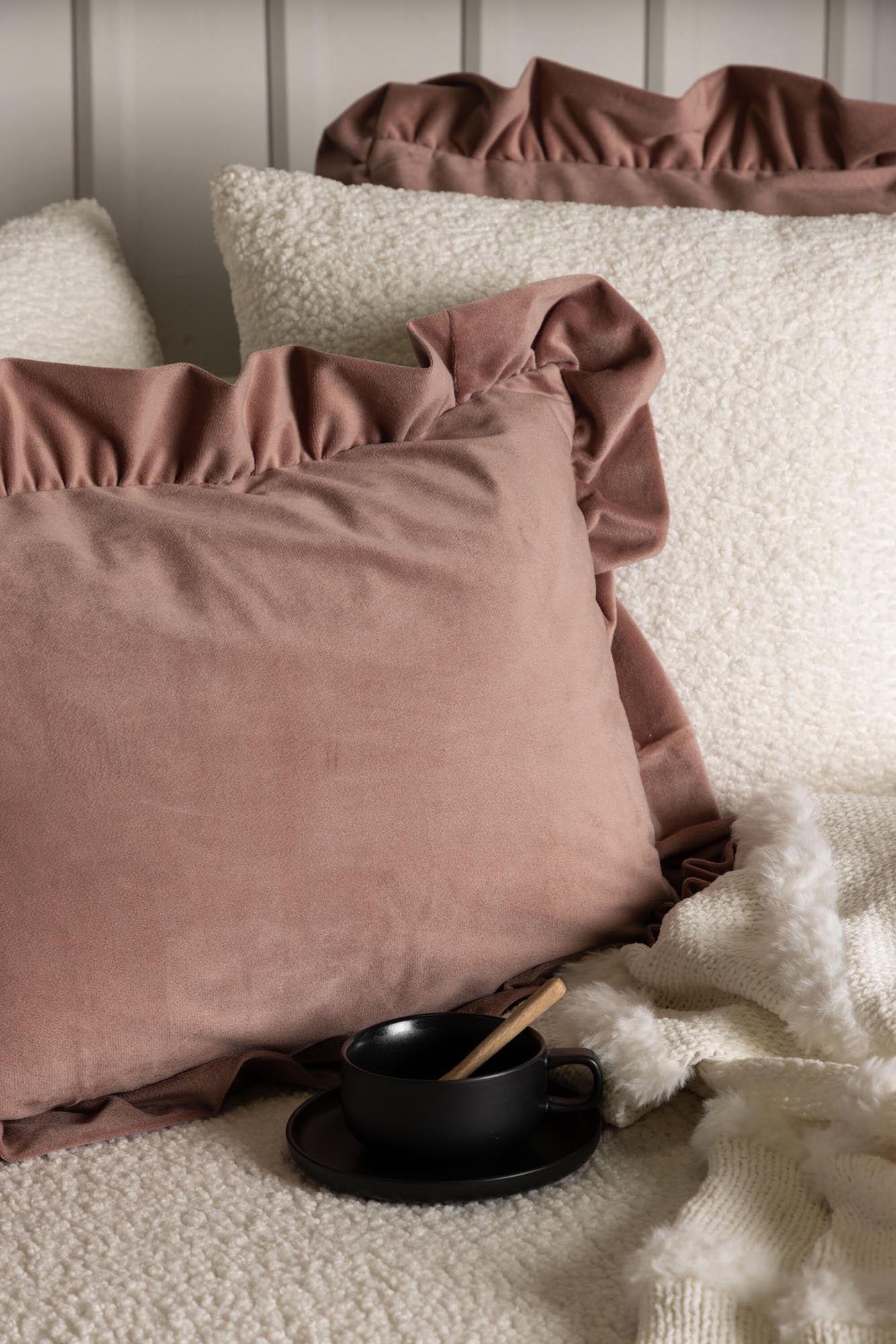 Hailey Kissenbezug in Rosa präsentiert im Onlineshop von KAQTU Design AG. Deko Kissenbezug ist von Venture Home