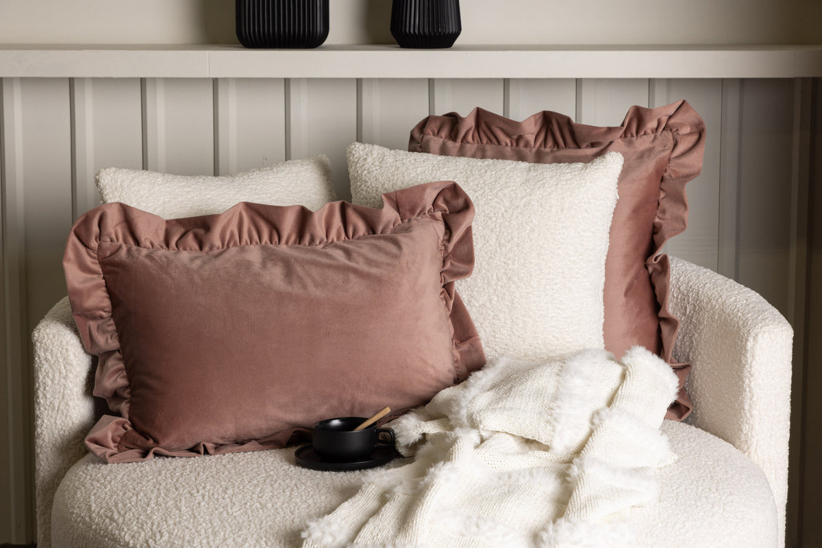Hailey Kissenbezug in Rosa präsentiert im Onlineshop von KAQTU Design AG. Deko Kissenbezug ist von Venture Home