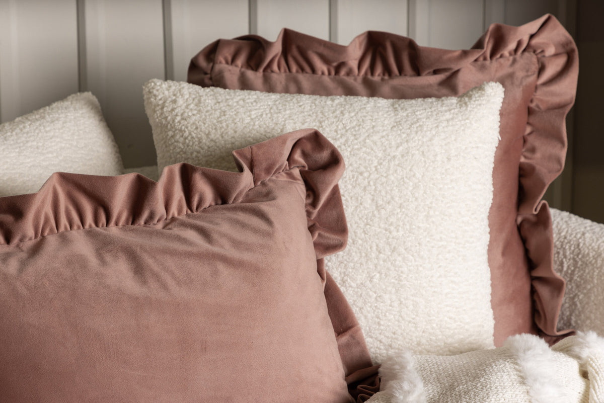 Hailey Kissenbezug in Rosa präsentiert im Onlineshop von KAQTU Design AG. Deko Kissenbezug ist von Venture Home