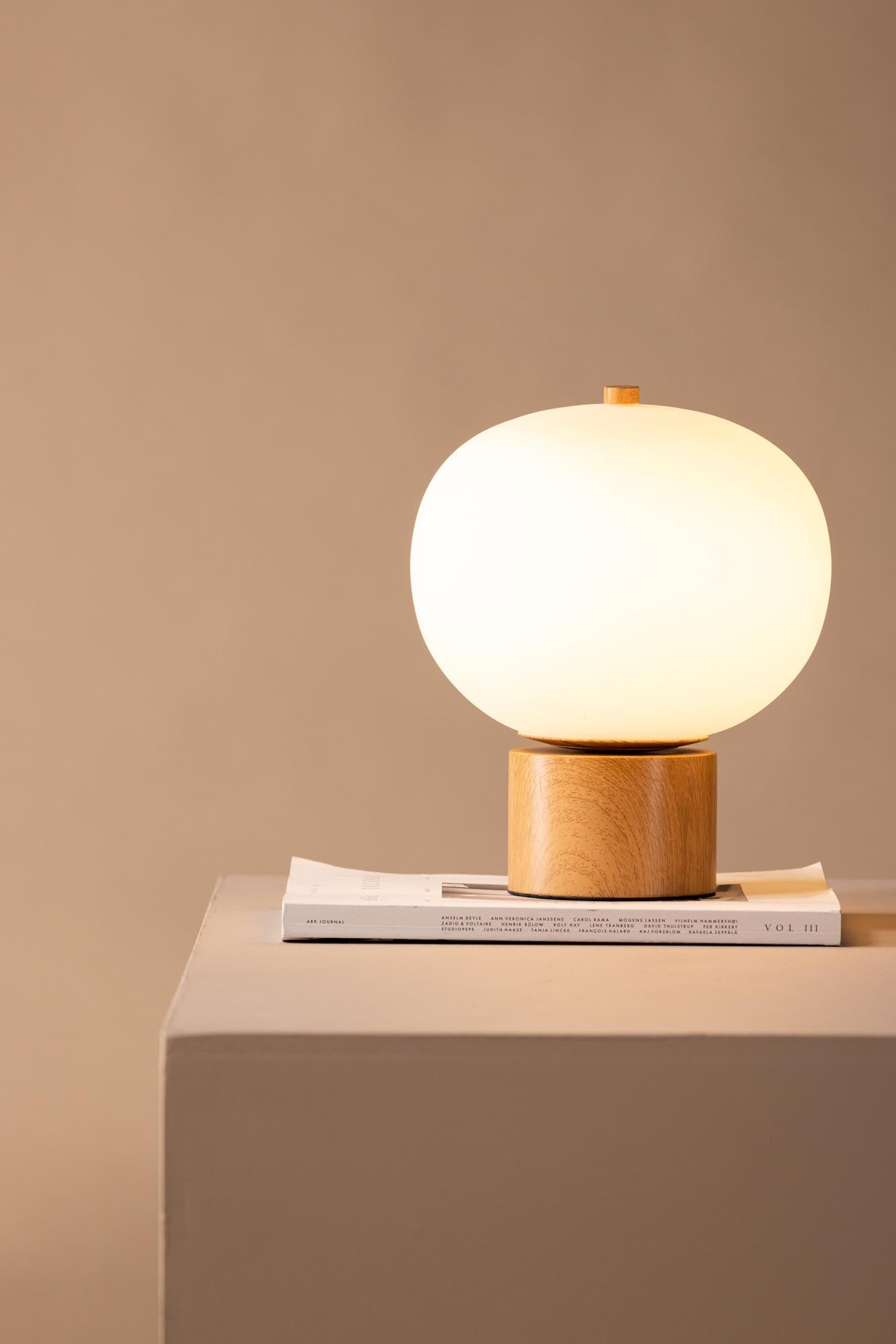 Cholet Tischleuchte: Skandinavische Eleganz für Ihr Wohnzimmer.