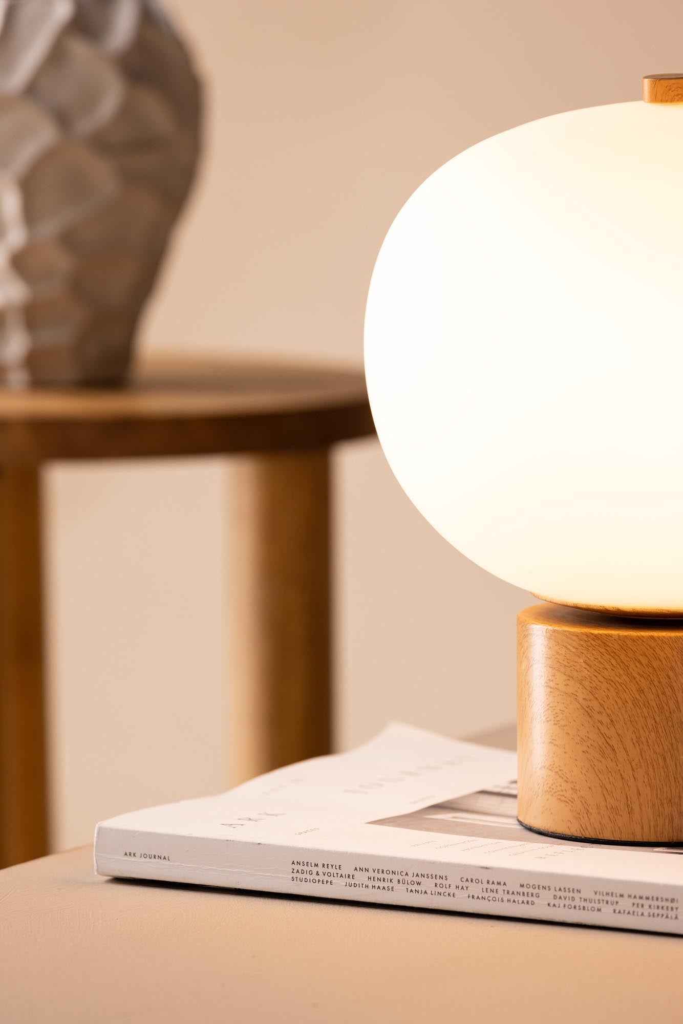 Cholet Tischleuchte: Zeitlose Beleuchtung für Ihr Zuhause.