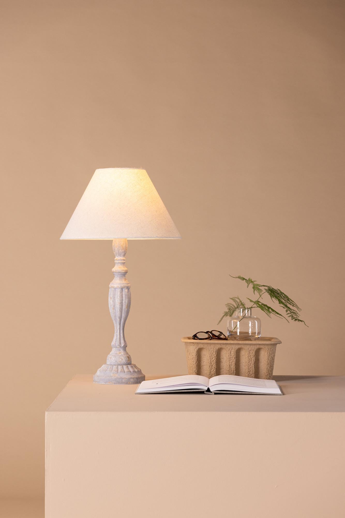 Stilvolle Tischleuchte Caen von Venture Home: Graues Holz, Leinen-Schirm, perfekte Beleuchtung für jedes Zuhause. Rustikal trifft modern.