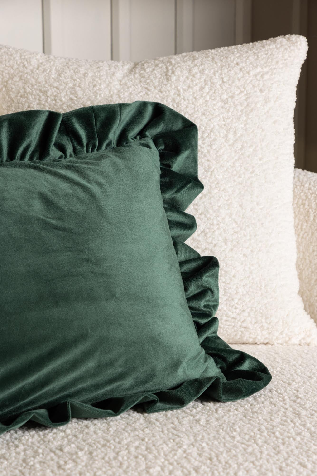 Hailey Kissenbezug in Grün präsentiert im Onlineshop von KAQTU Design AG. Deko Kissenbezug ist von Venture Home