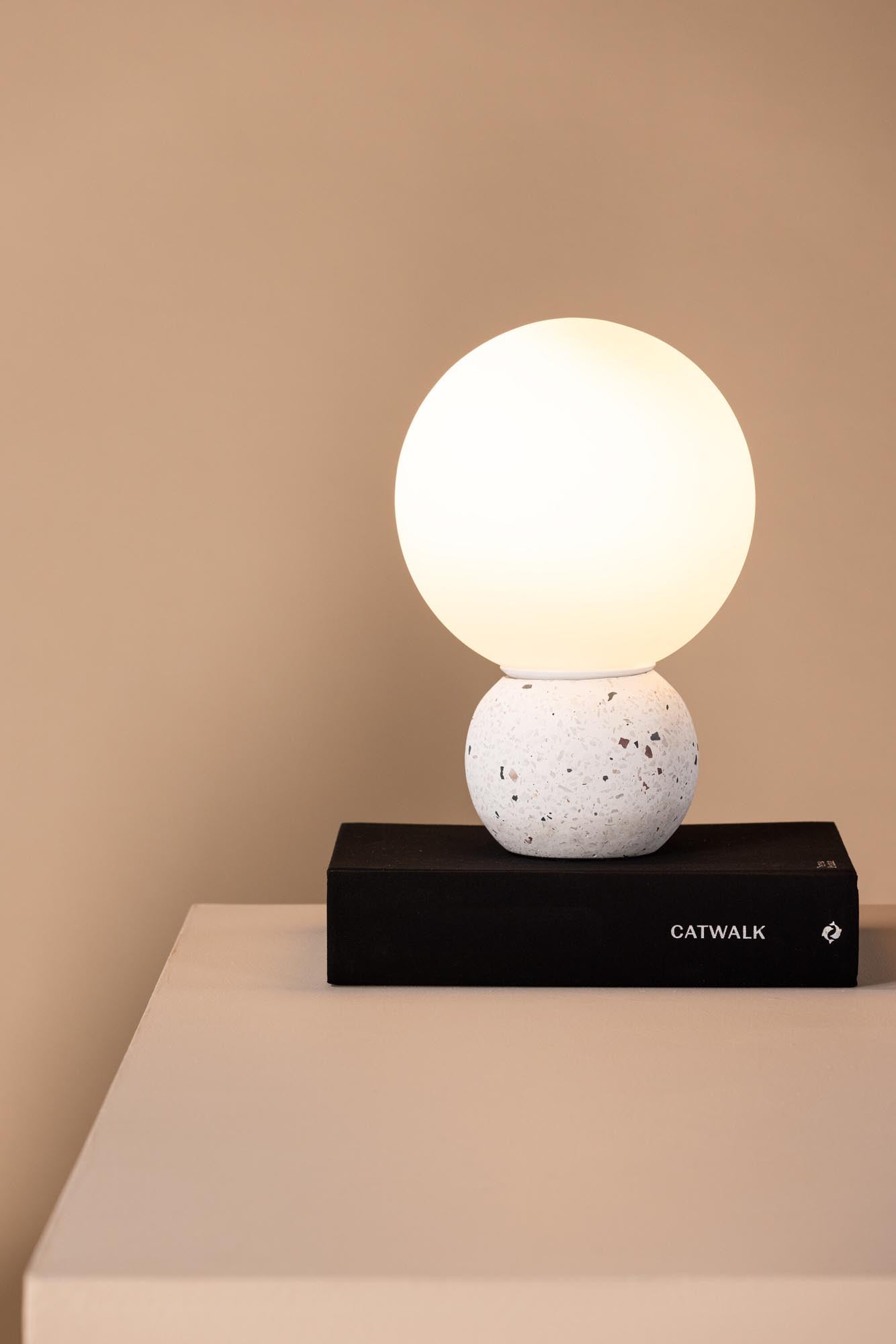 Elegante Metz Tischleuchte von Venture Home: Robuster Terrazzo-Fuß, zeitloses Design und einladendes Licht für Ihr Zuhause.