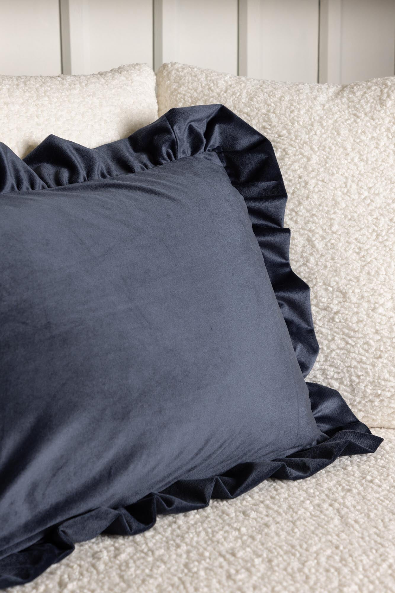 Hailey Kissenbezug in Dunkelblau präsentiert im Onlineshop von KAQTU Design AG. Deko Kissenbezug ist von Venture Home