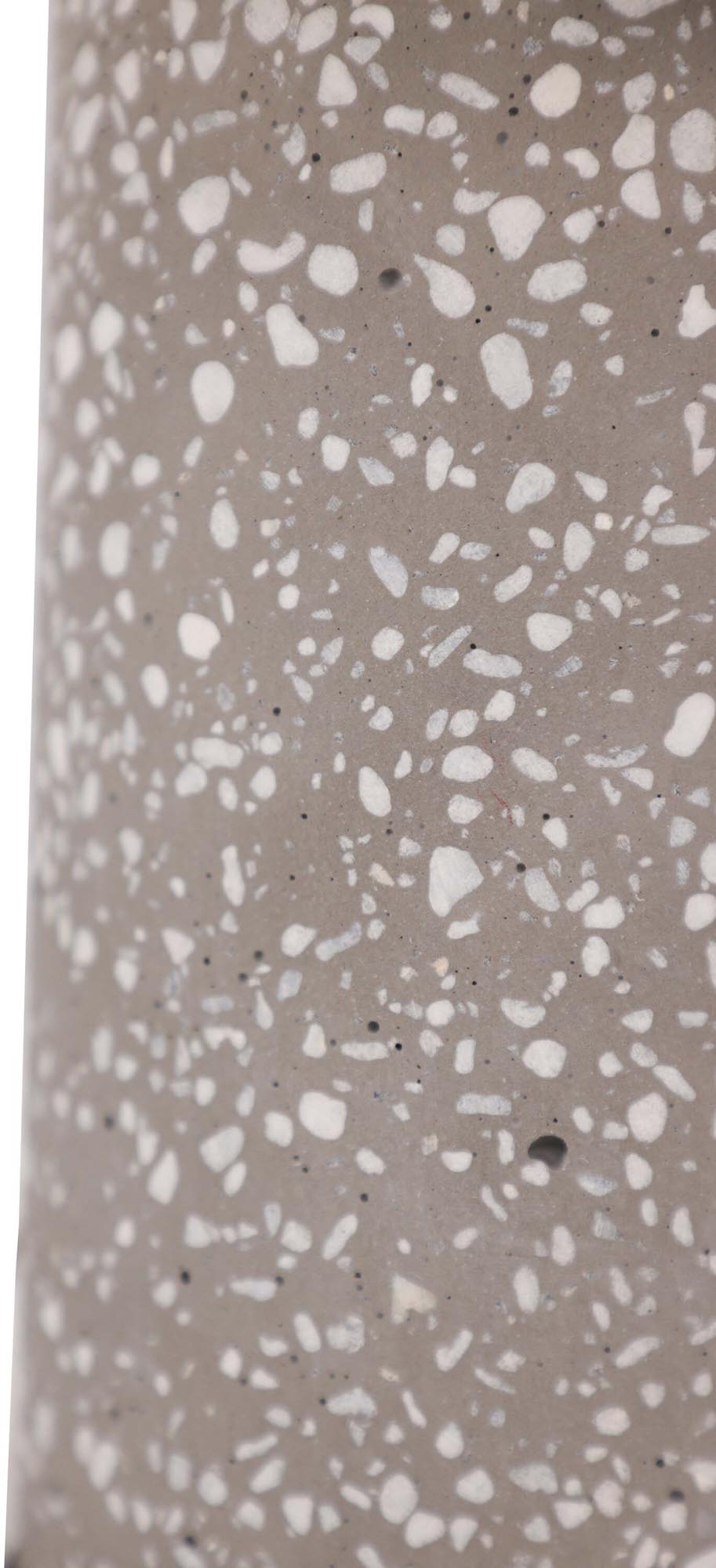 Stilvolle Dijon Tischleuchte von Venture Home mit Terrazzo-Basis.