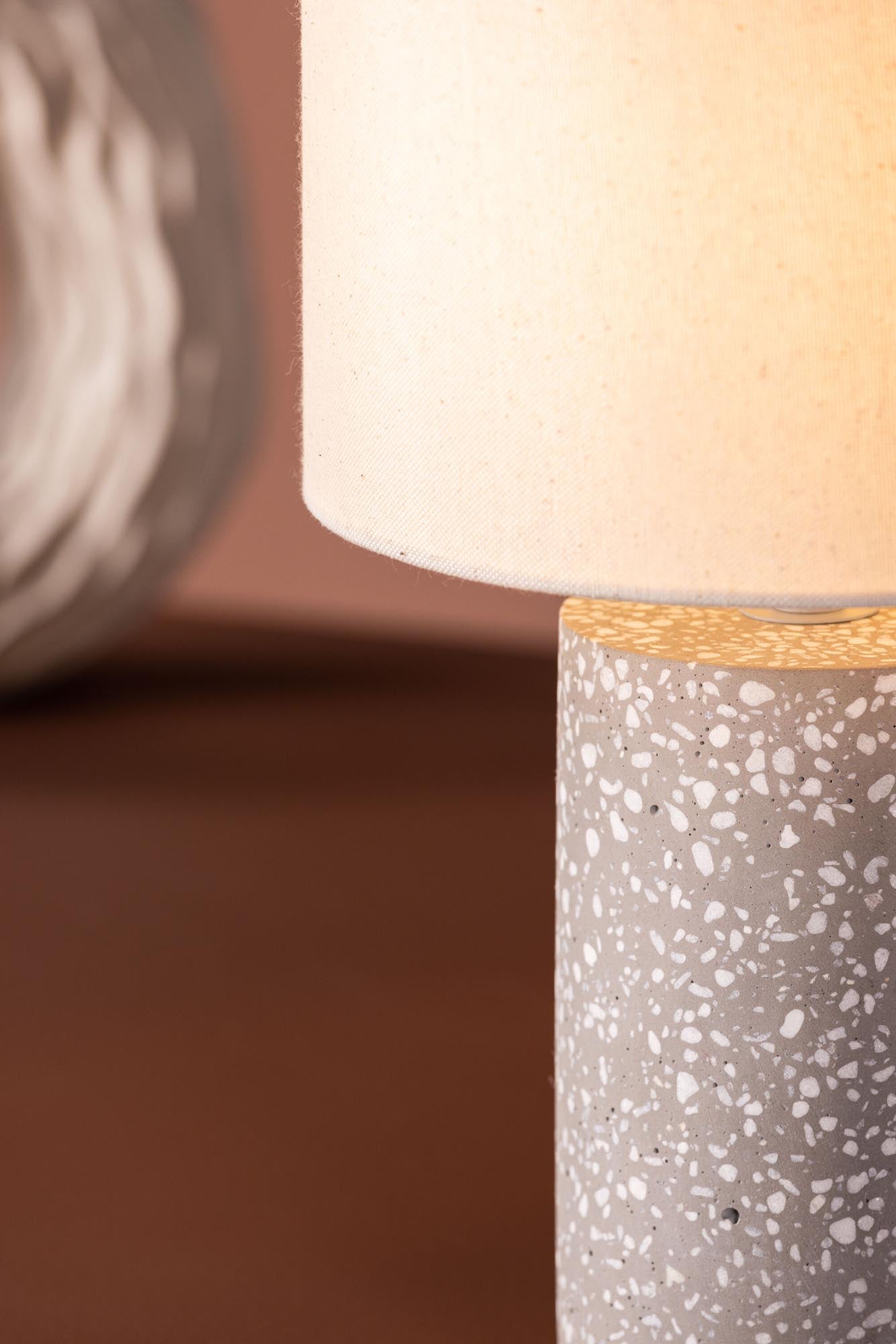 Stilvolle Dijon Tischlampe von Venture Home mit modernem Terrazzo-Fuss.