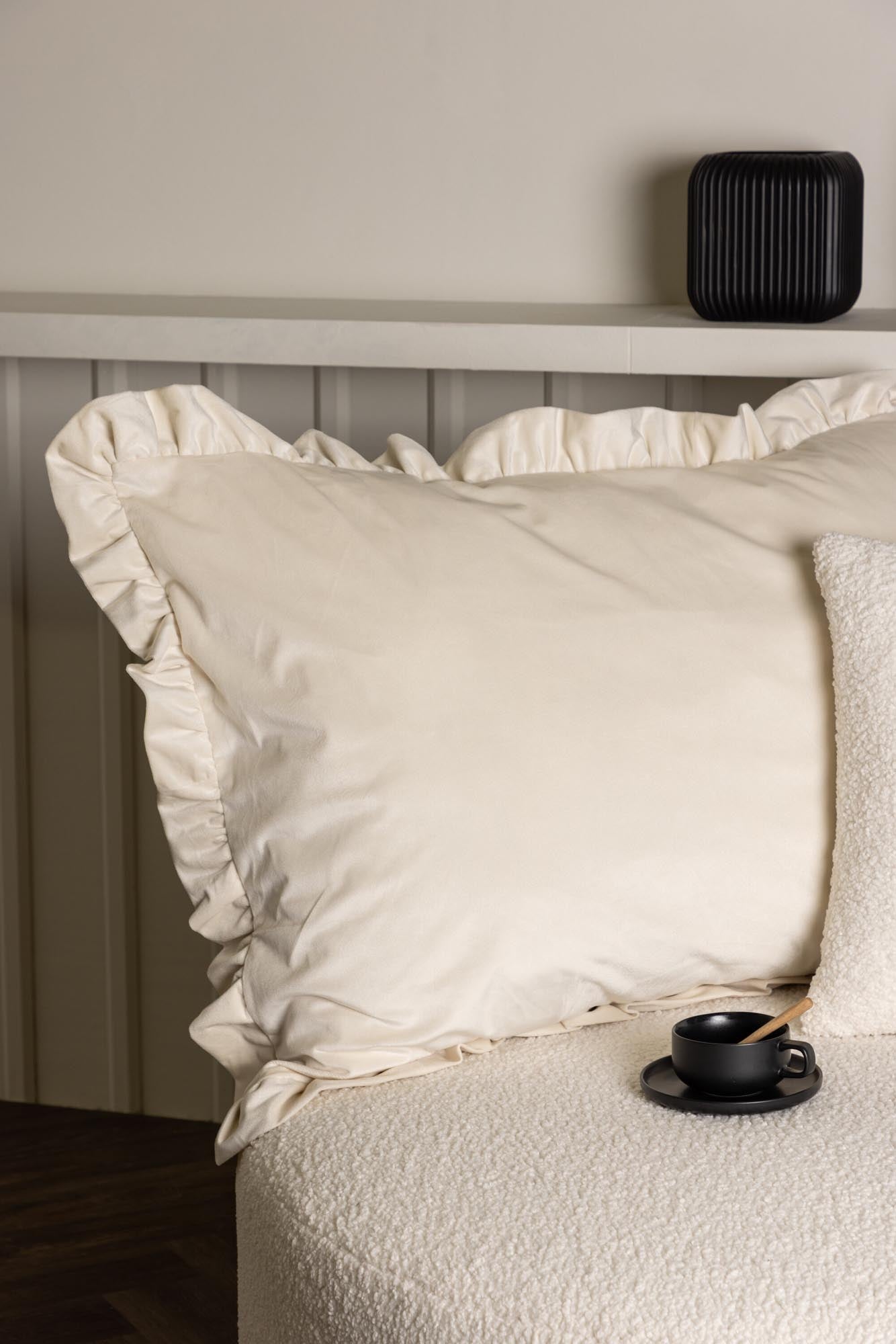 Hailey Kissenbezug in Weiss präsentiert im Onlineshop von KAQTU Design AG. Kissenbezug ist von Venture Home