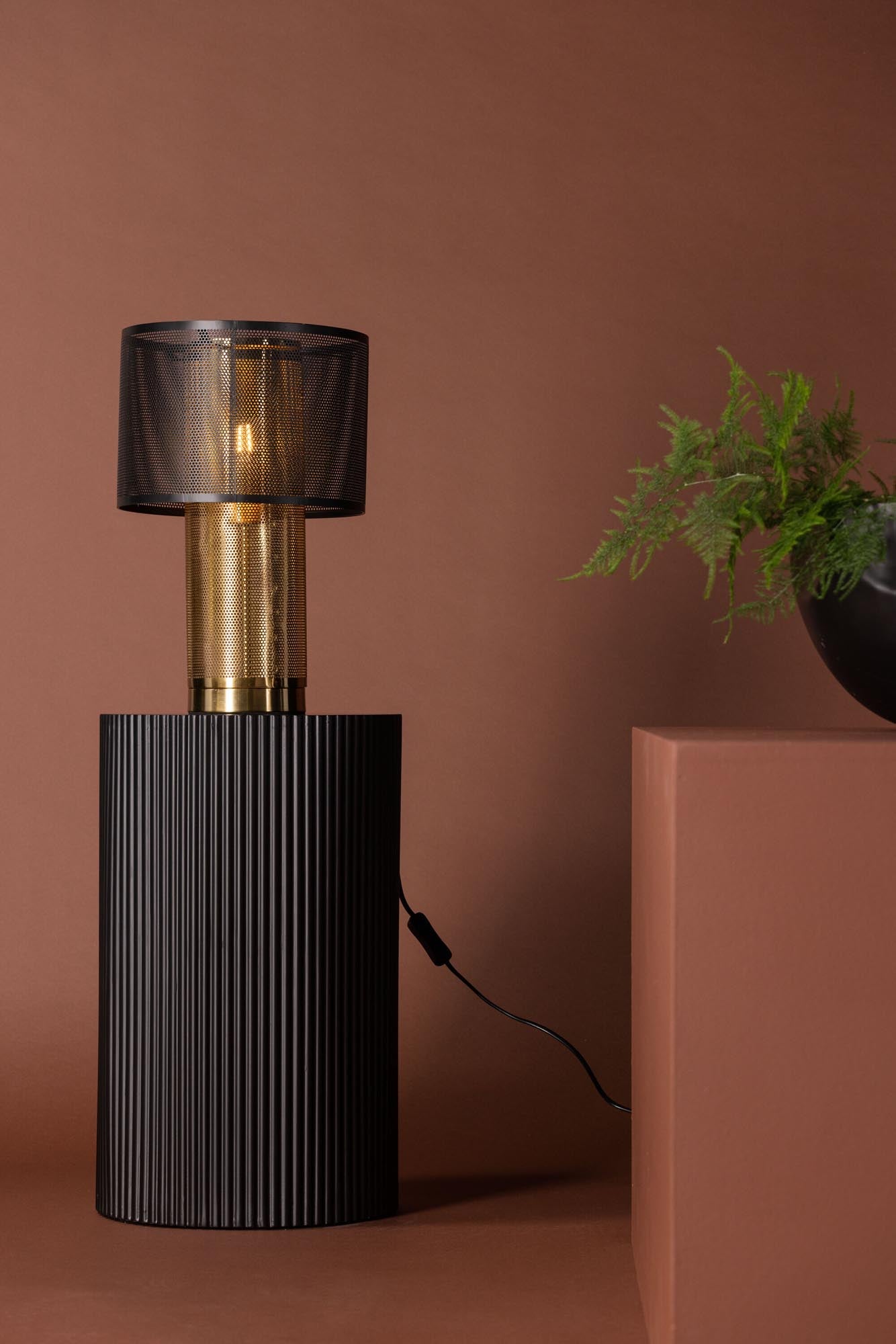 Gap Tischleuchte von Venture Home: Moderner Eisenfuss, sanftes Licht durch schwarzen Schirm. Perfekt für Schreibtisch, Nachttisch oder Wohnzimmer.