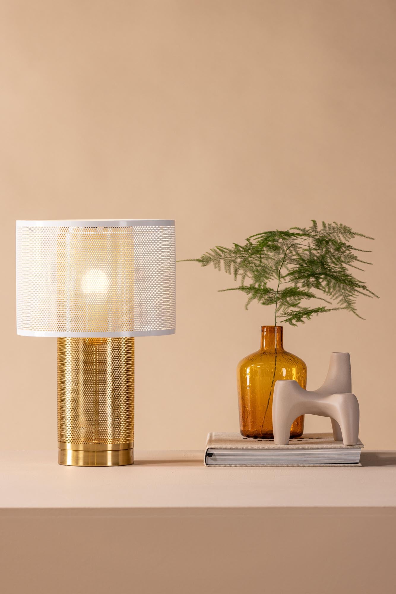 Gap Tischleuchte von Venture Home: Elegante Lampe mit robustem Eisenfuss und stilvollem Netzschirm. Ideal für jeden Raum und Einrichtung.