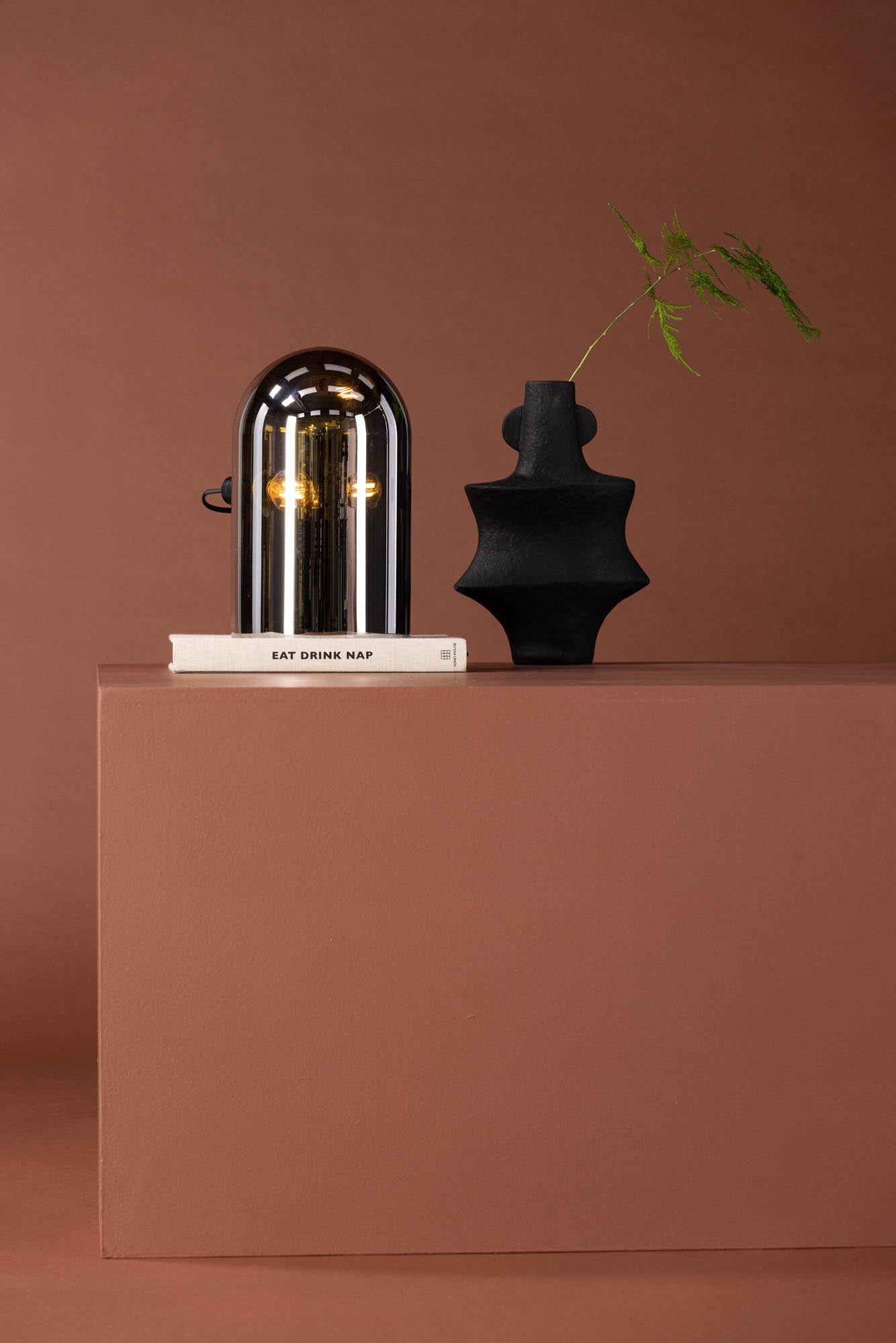 Elegante Quentin Tischleuchte: Modernes Design trifft auf sanftes Licht.