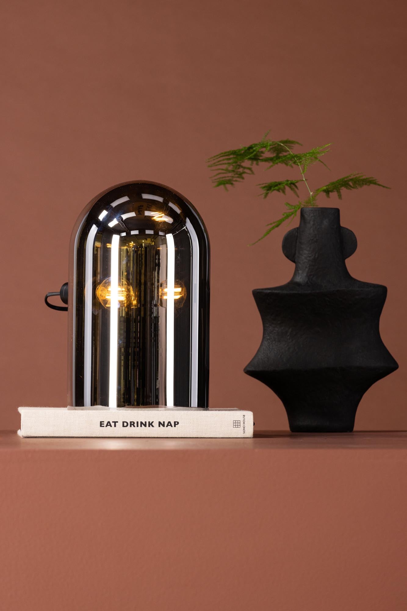 Quentin Tischleuchte: Zeitloses Design mit warmem Lichtakzent.