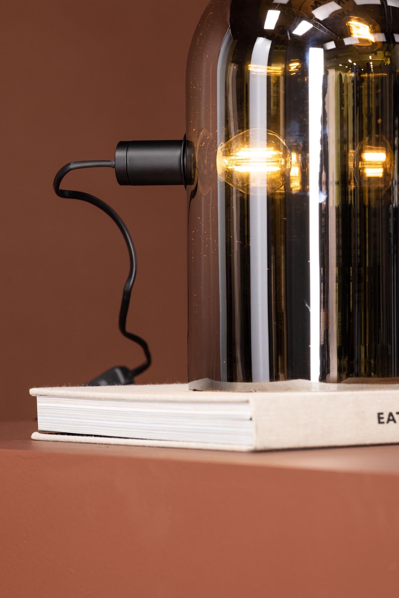 Entdecken Sie die stilvolle Quentin Tischleuchte von Venture Home – ein elegantes Lichtobjekt aus rauchfarbenem Glas, ideal für jedes Zuhause.