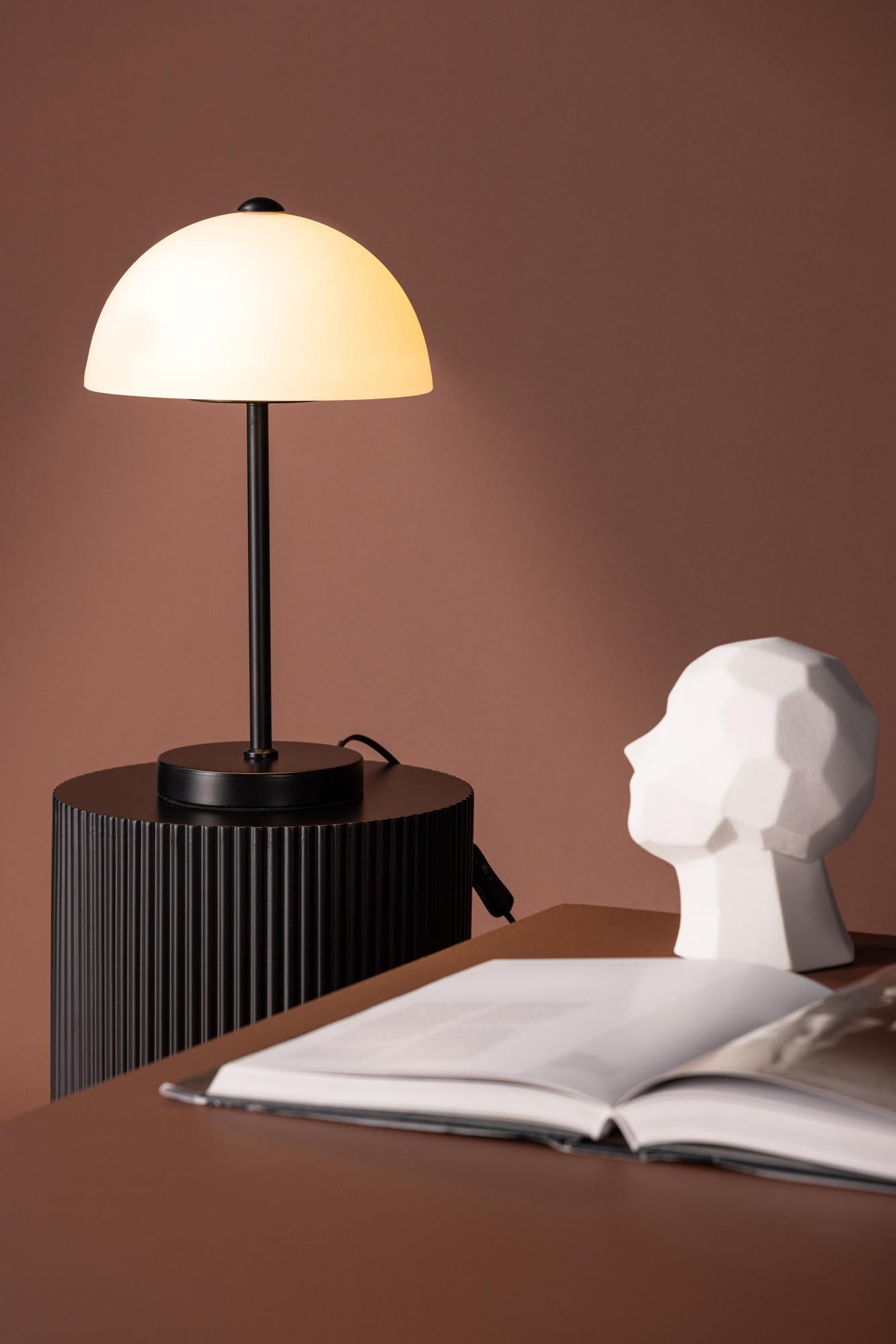 Die Ferrand Tischleuchte von Venture Home vereint nordische Eleganz und Funktionalität, perfekt für jedes Zuhause.