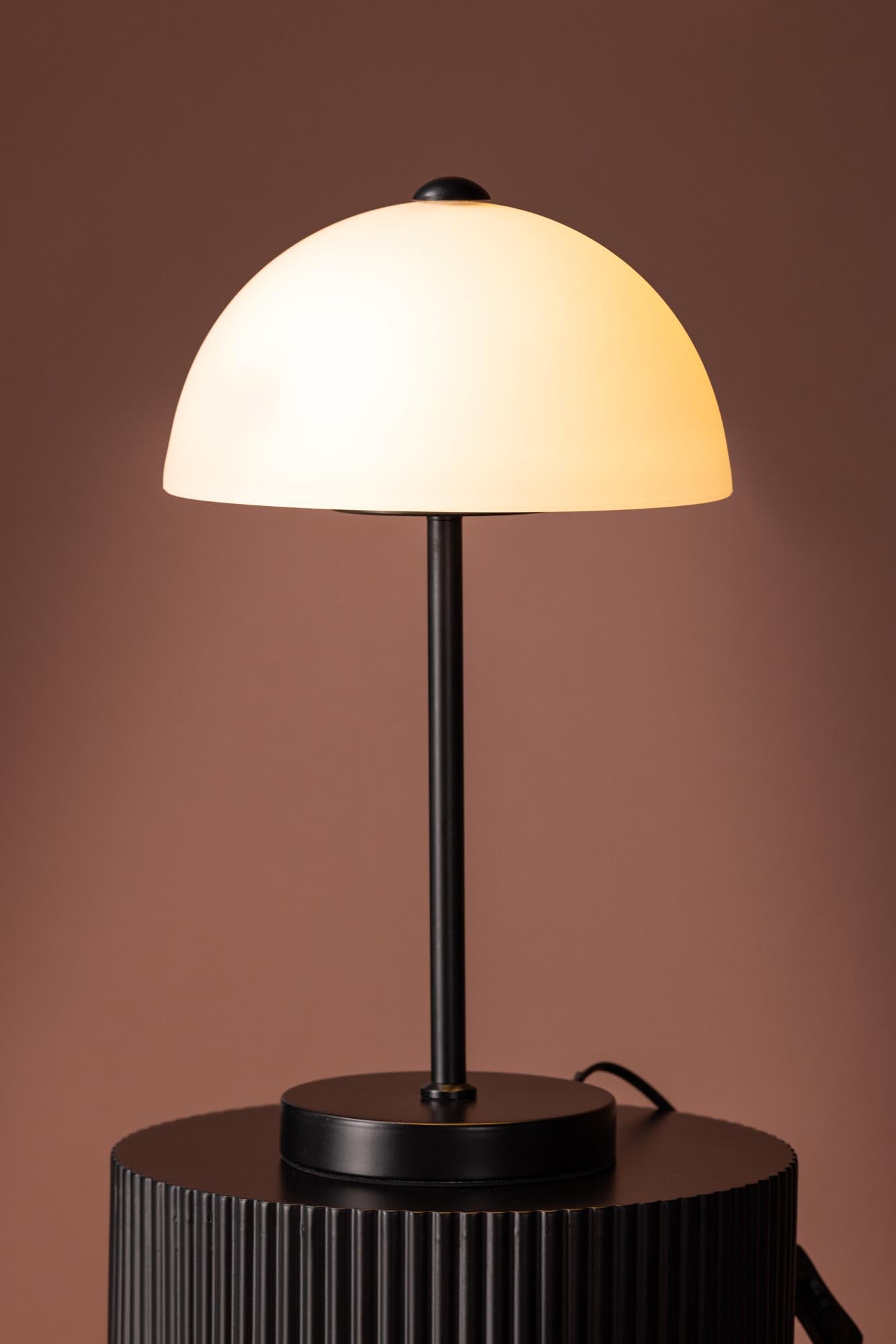 Die Ferrand Tischleuchte von Venture Home kombiniert stilvolles Design mit praktischer Beleuchtung und schafft eine einladende Atmosphäre in jedem Raum.