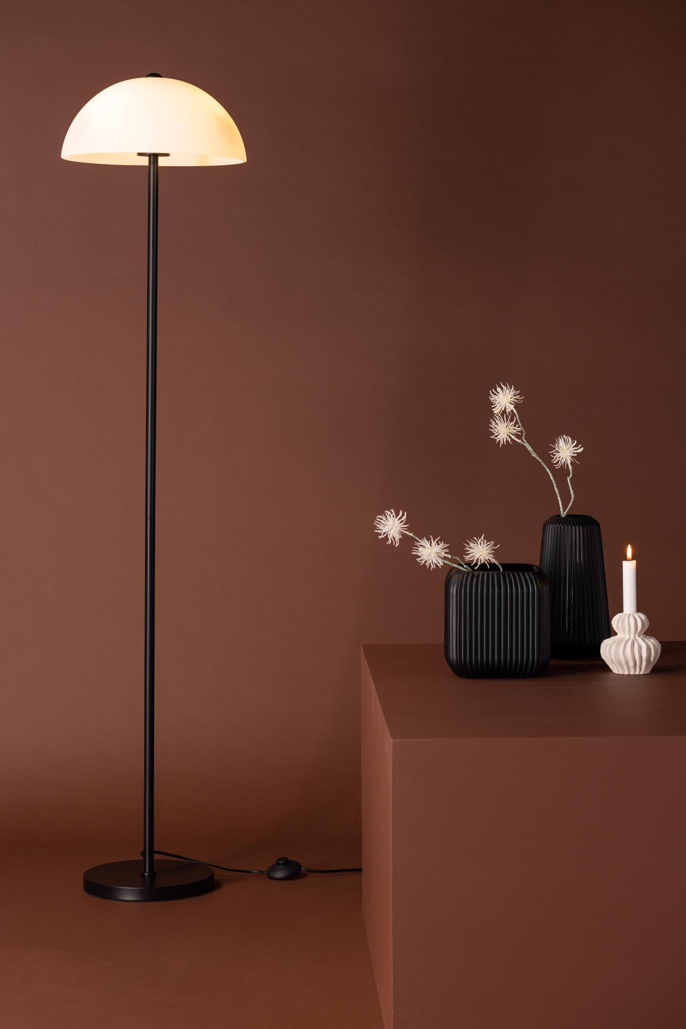 Moderne Ferrand Stehleuchte von Venture Home in stilvollem Design.