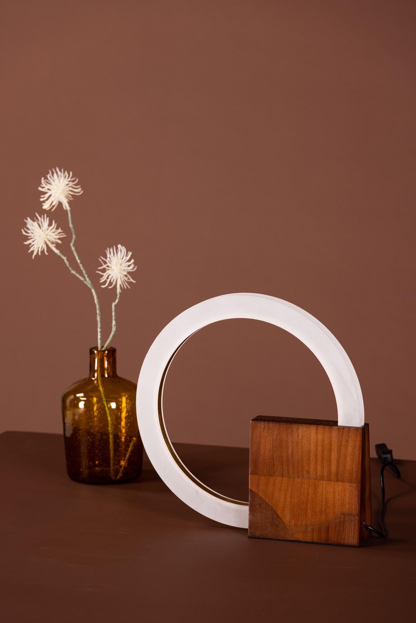 Elegante Brive Tischleuchte von Venture Home: Hochwertiger Walnussfuß und sanfte Acrylfassung für stimmungsvolles Licht in jedem Raum.