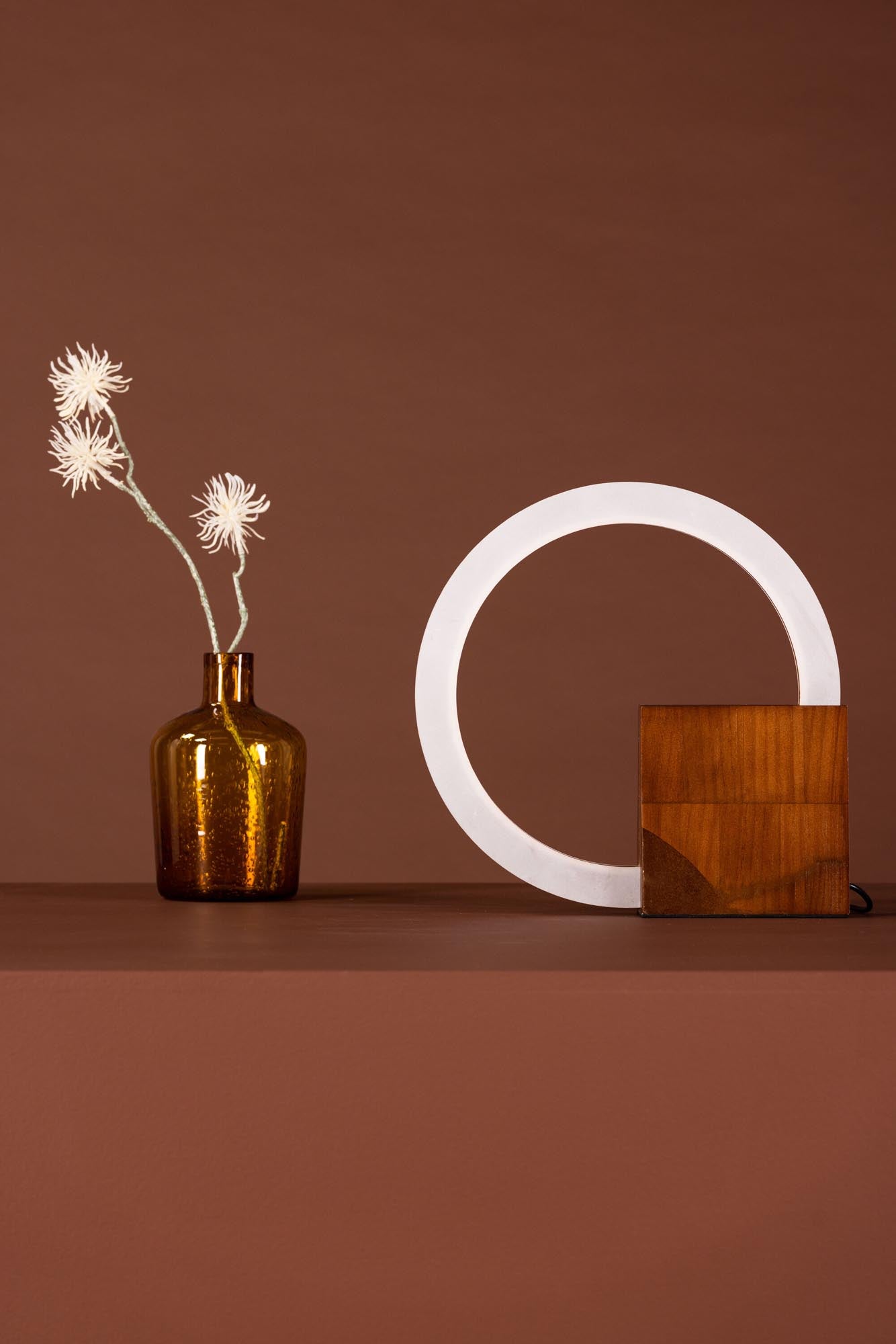 Stilvolle Brive Tischleuchte von Venture Home: Edler Walnussfuß und gleichmäßige Lichtverteilung für eine gemütliche Atmosphäre in Ihrem Zuhause.