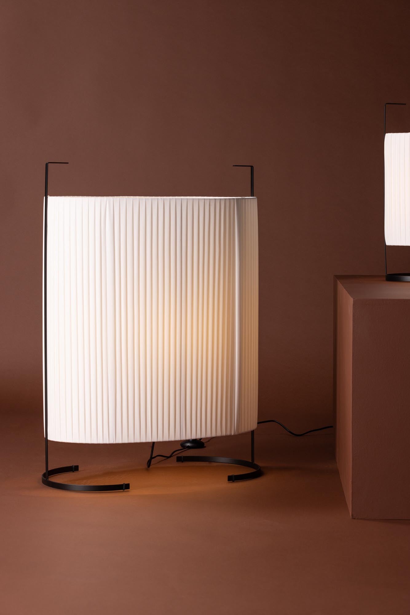 Die Rennes Stehleuchte von Venture Home vereint robustes Eisen und feines Leinen, schafft eine einladende Atmosphäre und passt perfekt in jedes Zuhause.