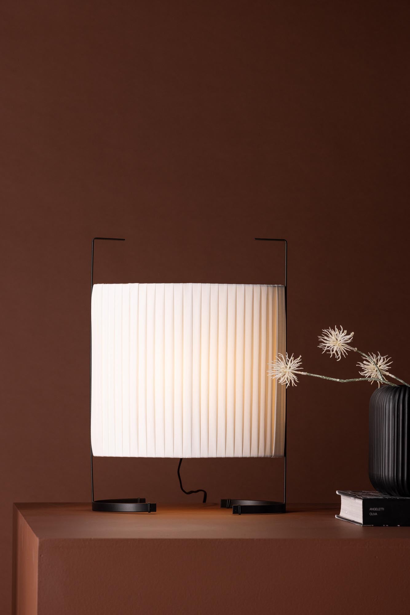 Stilvolle Rennes Stehleuchte von Venture Home: Robuste Eisenbasis, edler Leinenlampenschirm für warmes Licht und modernes Ambiente.