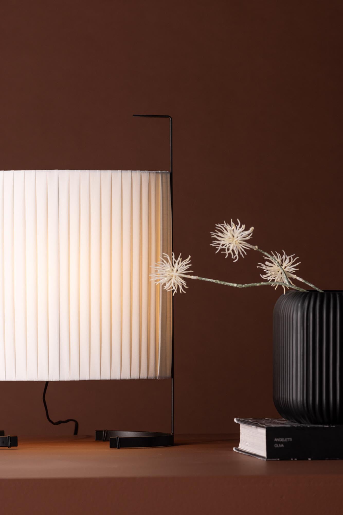 Stilvolle Rennes Stehleuchte von Venture Home mit feinem Stoffschirm.