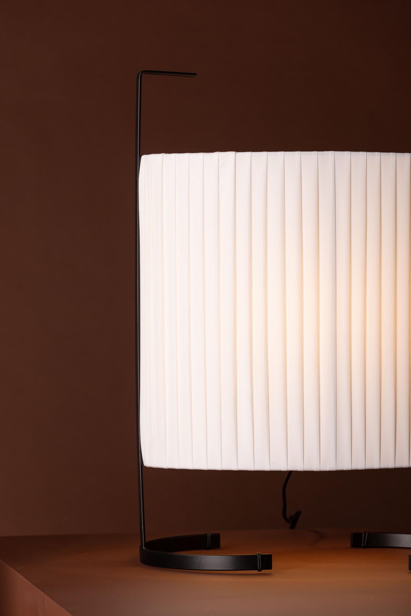 Elegante Rennes Stehleuchte von Venture Home, kombiniert robustes Eisen mit hochwertigem Leinen für eine warme Atmosphäre in jedem Raum.