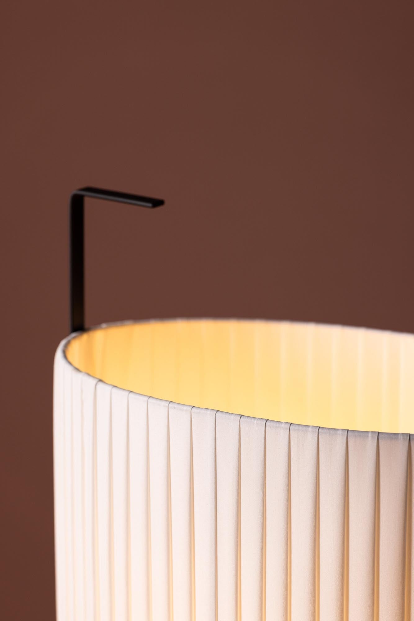 Moderne Rennes Stehleuchte von Venture Home mit edlem Lampenschirm.