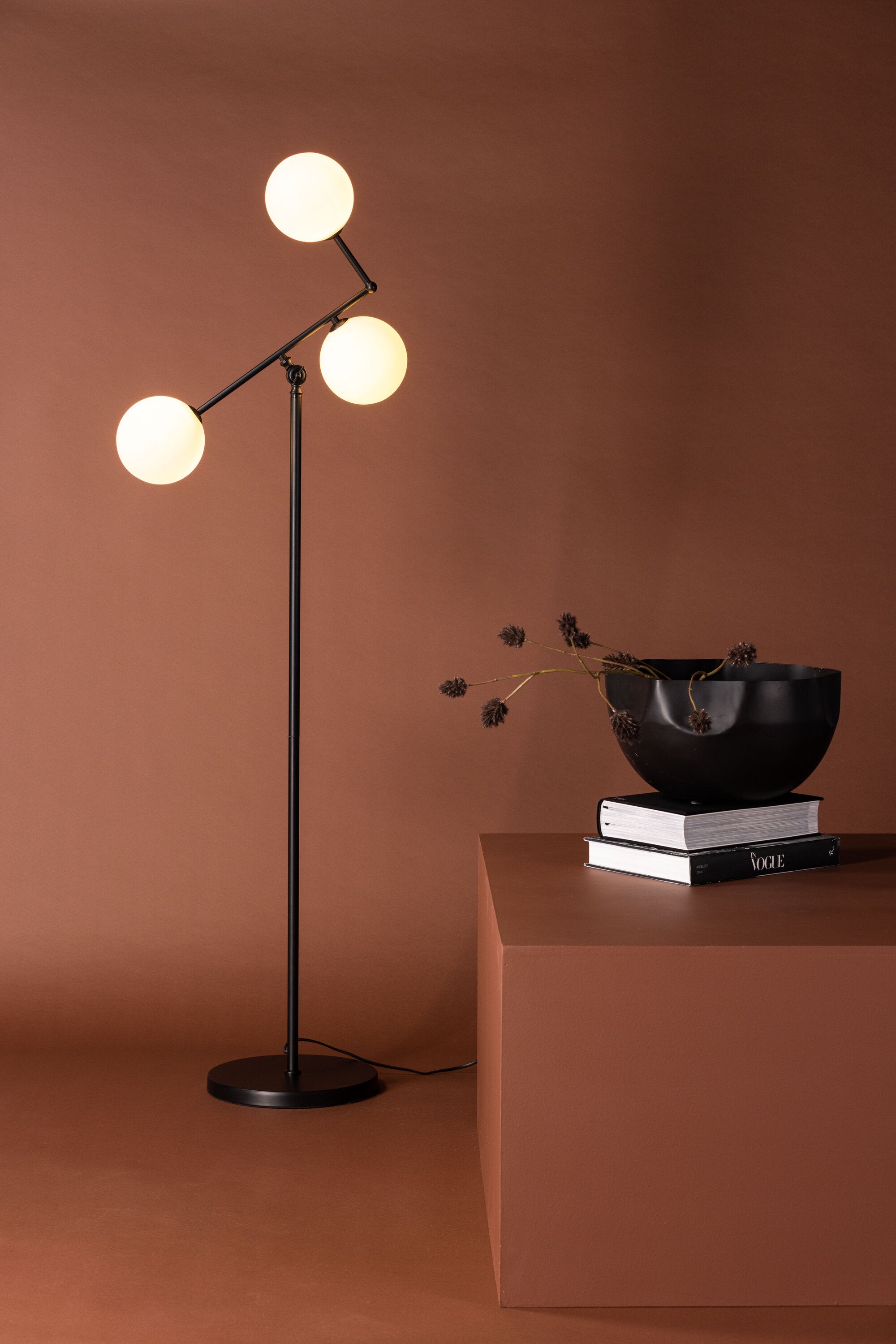 Marsan Stehleuchte in Schwarz präsentiert im Onlineshop von KAQTU Design AG. Stehleuchte ist von Venture Home