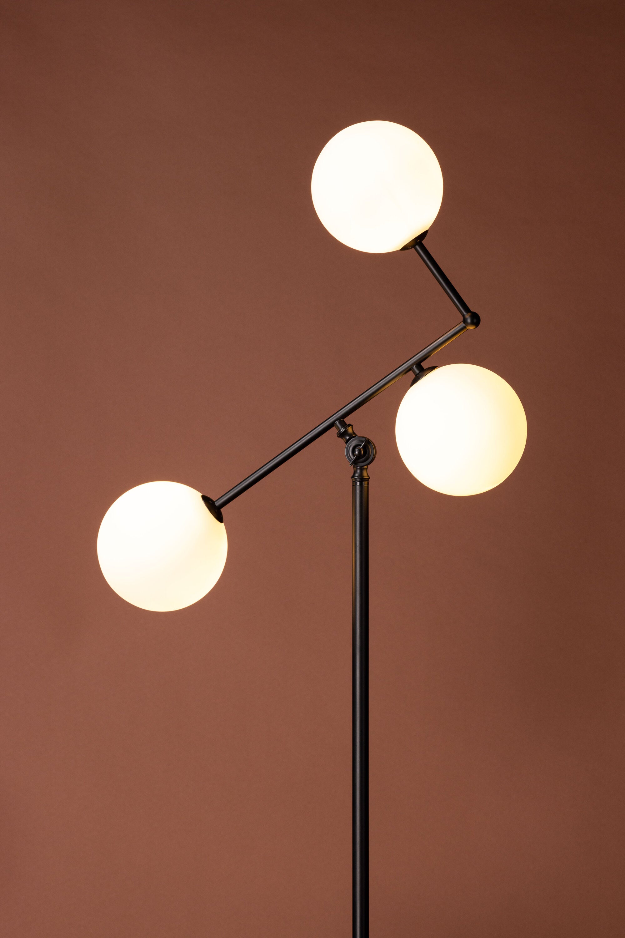 Marsan Stehleuchte in Schwarz präsentiert im Onlineshop von KAQTU Design AG. Stehleuchte ist von Venture Home