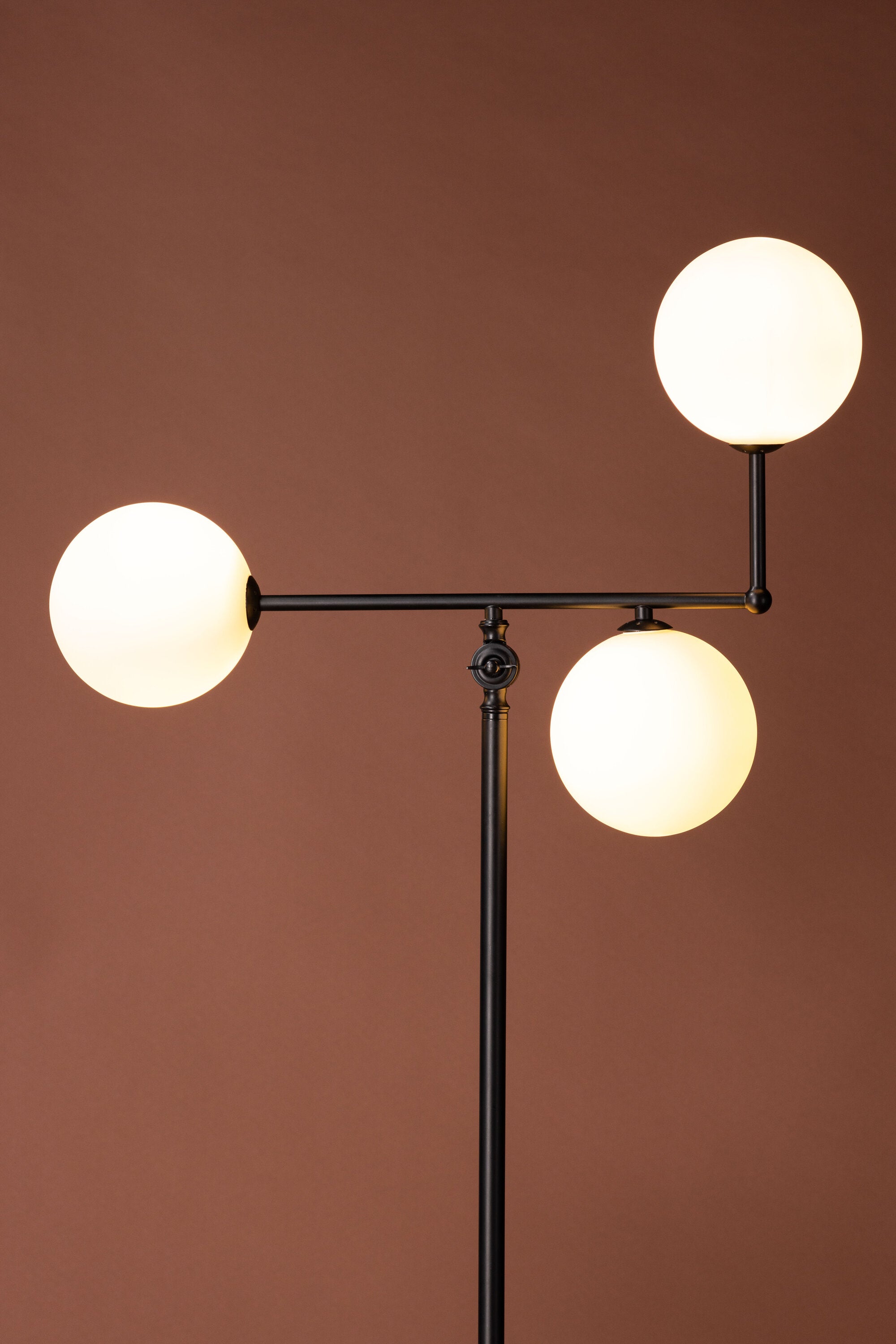 Marsan Stehleuchte in Schwarz präsentiert im Onlineshop von KAQTU Design AG. Stehleuchte ist von Venture Home