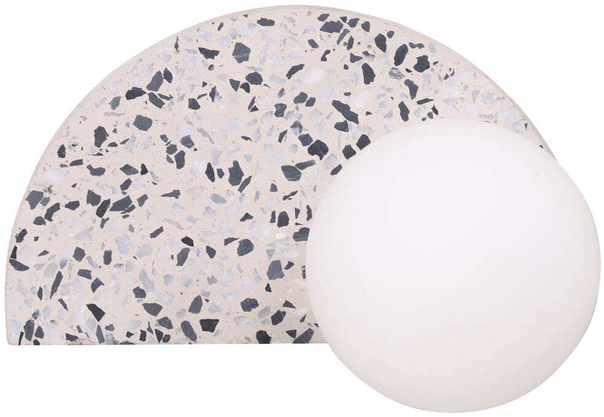 Die Abbeville Wandleuchte von Venture Home: Elegantes Terrazzo-Design, sanfte Lichtstreuung, ideal für stilvolle Akzente.