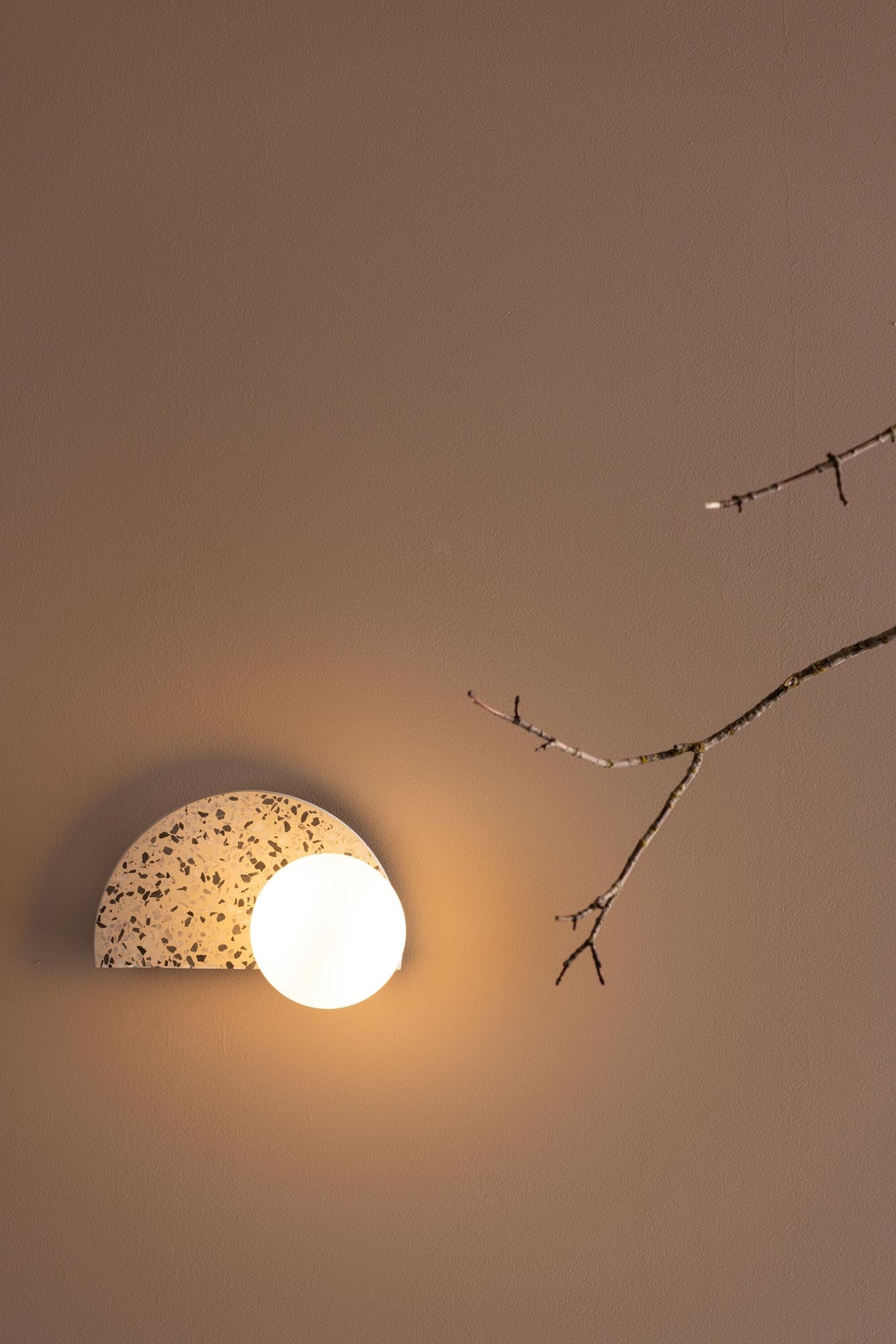 Elegante Abbeville Wandleuchte von Venture Home aus hochwertigem Terrazzo, ideal für stimmungsvolle Akzente in jedem Raum.