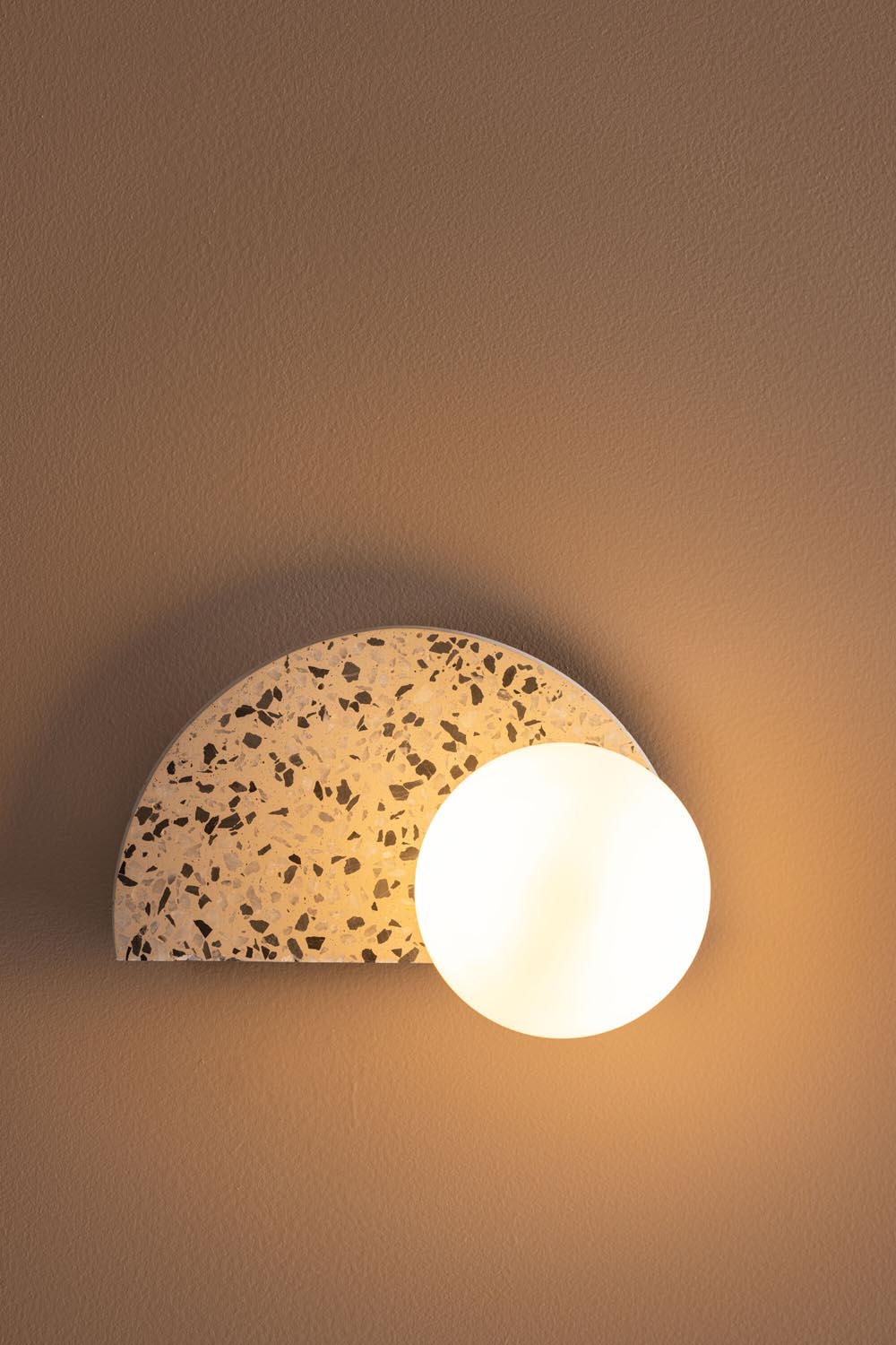 Abbeville Wandleuchte in Weiss präsentiert im Onlineshop von KAQTU Design AG. Wandleuchte ist von Venture Home