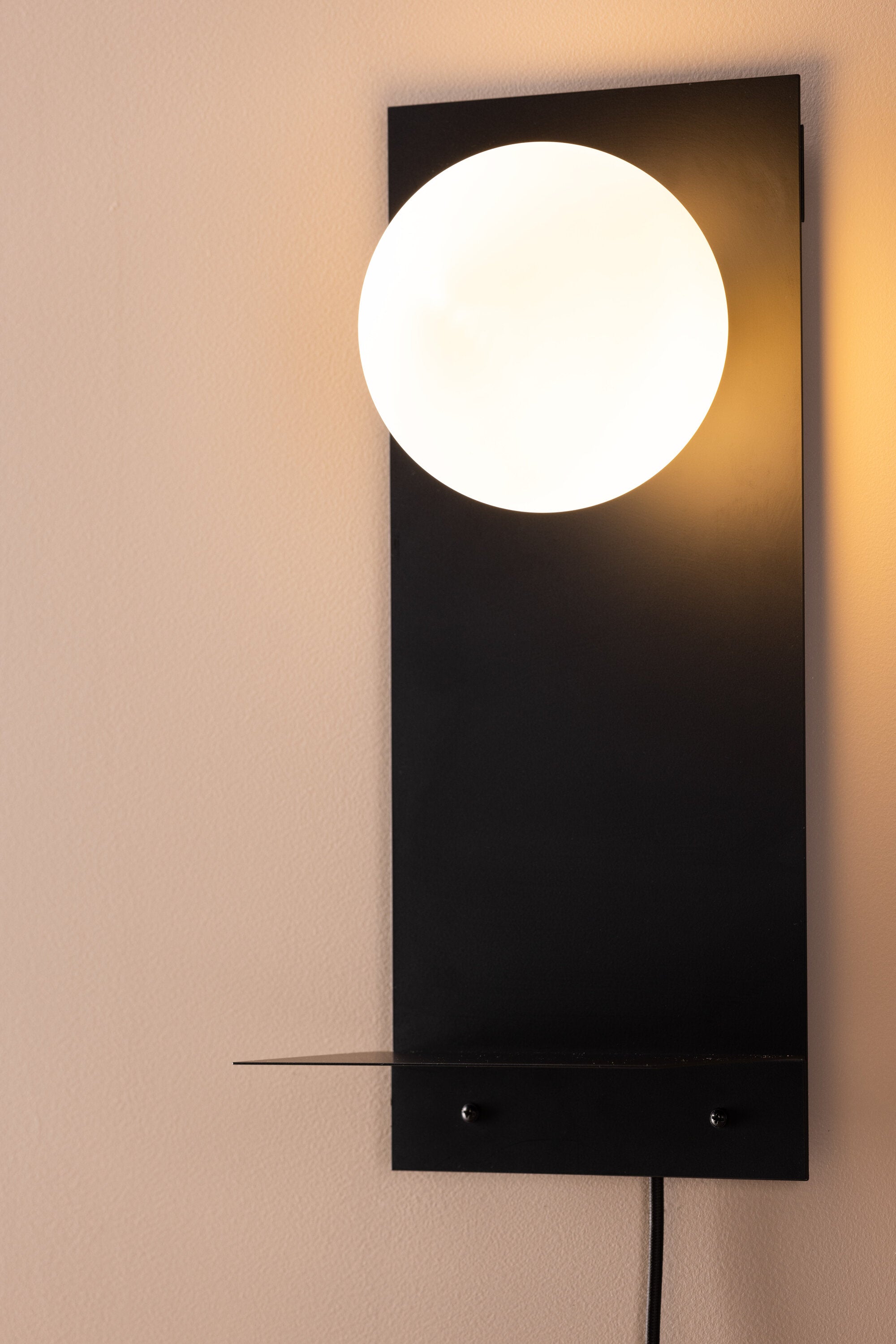 Troyes Wandleuchte in Schwarz präsentiert im Onlineshop von KAQTU Design AG. Wandleuchte ist von Venture Home